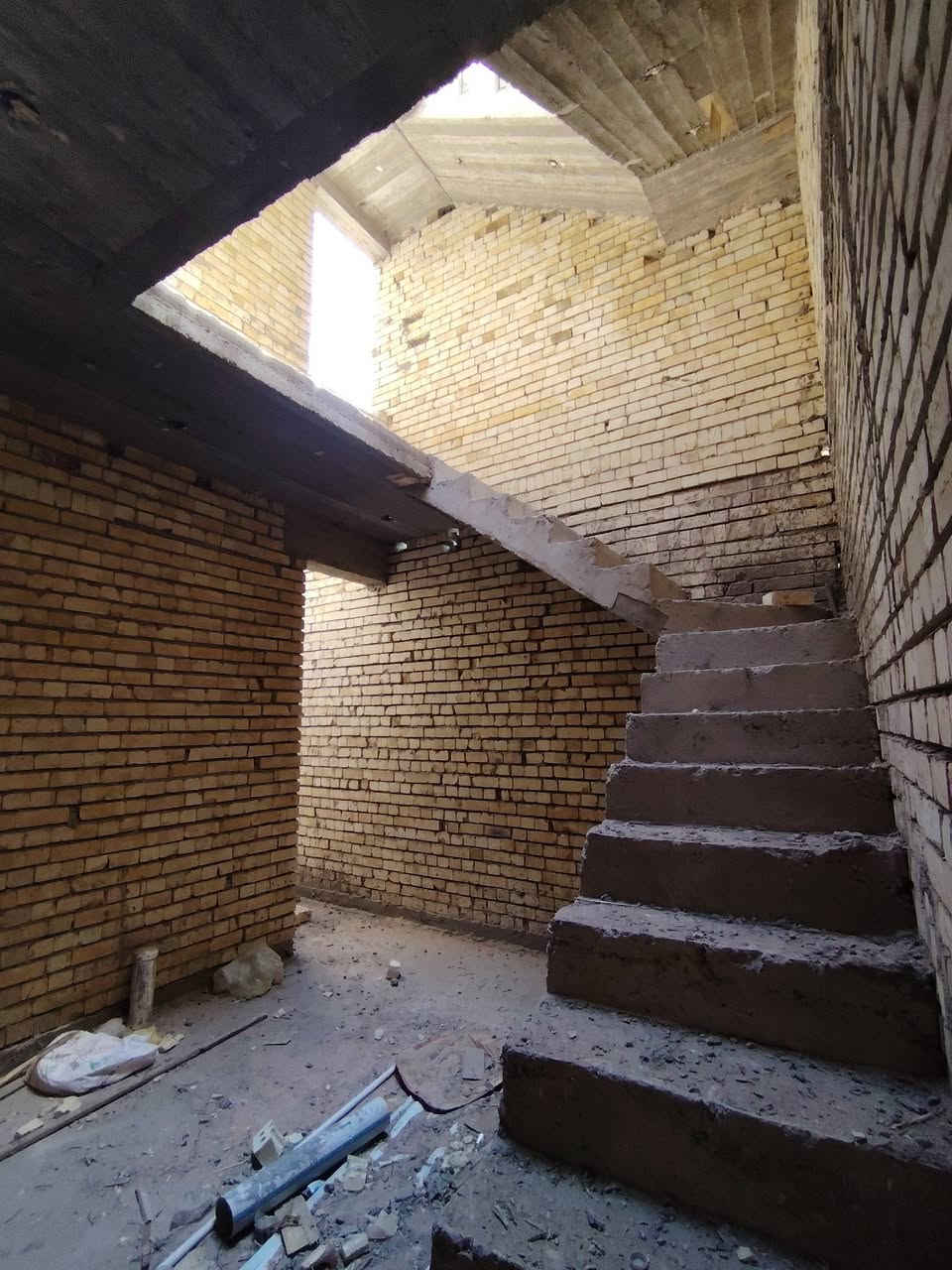 دار هيكل للبيع مساحة 80 متر🏠
الواجهه 5  النزال  16 ' يحتوي على 3 غرف 

 بناء حديث درجه اولى 

1⃣الطابق الأول : 

▪️صاله مطبخ` غرفة نوم` حولي `درج `صحيات

2⃣الطابق الثاني

📌 2  غرف نوم ' صحيات ' بيتونه ' سطح

الساتذه خلف الربع شوارع\مجاور مجمع السلام السكني 📍

تريد هيكل تريد تسليم مفتاح🔑
***********
***********
يتوفر وتساب📞
