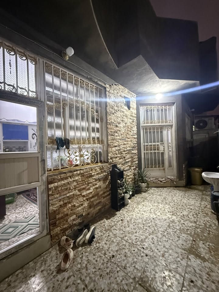 سلام عليكم دار لبيع مساحه ١٠٠ متر مربع وجهين ١٠/١٠
يتكون من منزل من 
مكان البيت محزم الرابع شارع رابط بين ٨٠ /و ١٠٠
مطبخ صاله كلدور غرفه  مجمع صحيات اخارج وداخل
تفاصيل ***********
***********
