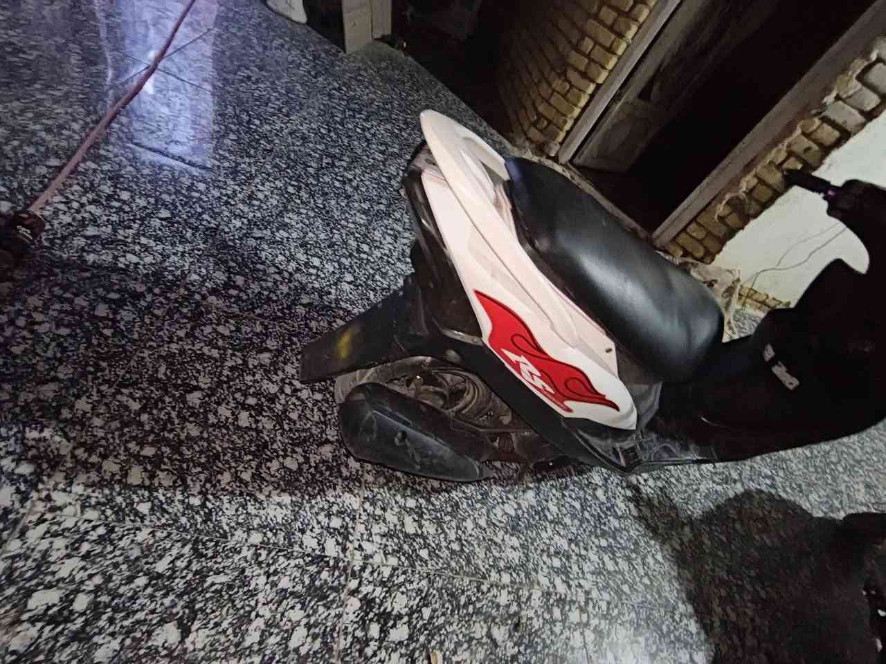 سلام عليكم دراجه ماكس عدله للبيع نضيفه وحلوه شغاله من طول الطول سلف هندر كهربائيات كلها شغاله بوشه 50 بلاد شراي اتصل على رقم مكاني شارع زديناويه قرب شركه الهنديه ***********
