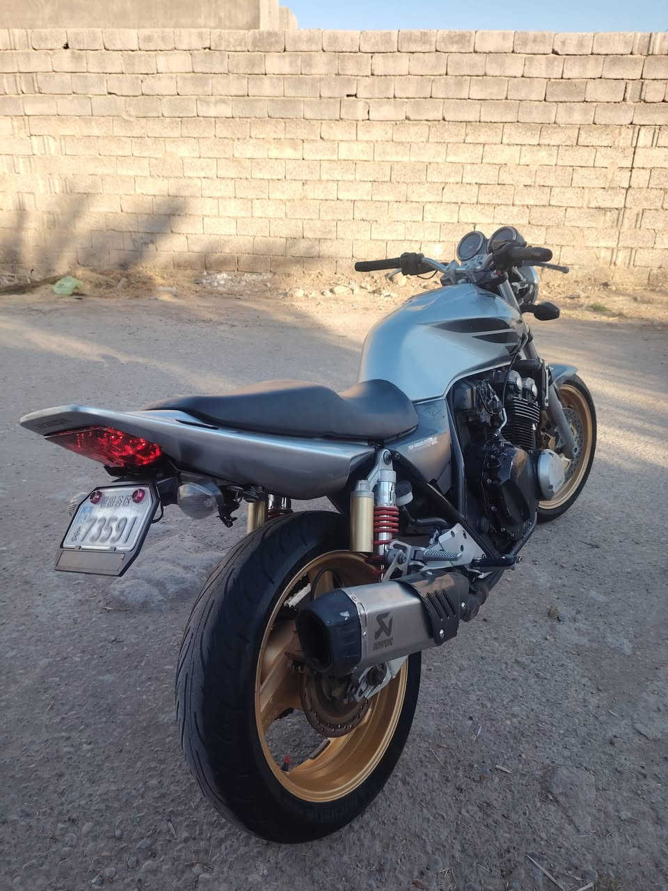 ﷽
السلام عليكم… HONDA Cb4 جيل ثالث للبيع
هايبࢪ سڪيورتـــــي 16 ولف 
لون ࢪصاصي 
مڪينه مفتوح مرا وحده بس شرط نعومه وشلعه ومعدل تشك الڪا؏ 
الدراجة نشطة كلش 
مابيها اي نقص 
و بيها كم شغلة رياضية و ترتيبات 
الاضافات :
عليها ڪزوز &  Akrapovič (أكراپوفيتش)، صوت. طرب 🎼  
دهن جديد 🆕 
الدراجة كاملة مكملة و كلشي بيها شغال 💯
ڪهࢪبائيات ڪلها شغاله مابيها ڪلوب طافي 
حساس ستاند ✔️

                                  { شغالات } 
حساس بريك ✔️
مكاني ديالئ بعقوبه   📍
السعر : 15 وبيها مجال شيء قليل 
للاستفسار ***********
الكلمة الطيبة صدقة 🤍

و تحياتي للجميع ♥️
