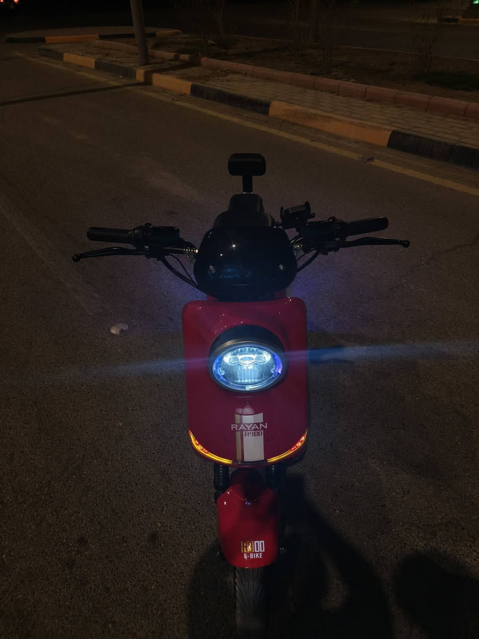 السلام عليكم 🤍
دراجة نوع R900 شركة الريان الدراجة مشتريها يوم 8/29 يعني بالضبط صار ١٥ يوم الدراجة جديدة برغي ممفتوح بيها ملفها 1200W 
الدراجة خمس بطاريات مال شركة الريان كبار المسطرة تمشي بالشحنة الوحدة 45 km 
مواصفاتها ▫️
لايت زنون 
🔹اشاير يسار ويمين ودبل إشارة 
🔹نظام R الرجوع للخلف 
🔹نظام 3 سرعات السرعة الحقيقية 70 
🔹منفذ شحن USB 
🔹الشاحن الأصلي موجود 
🔹مرايات جانبية ممفتوحة بعدها 
🔹الدراجة 2 سويج 2 بصمة 2 كارت 
🔹السعر 750 وبي مجال خير من الله 
للتواصل واتس أو اتصال *********** 
مكاني كربلاء قرب ملعب كربلاء الدولي
