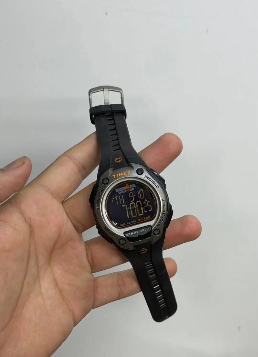 ساعة تايمكس ( Timex Ironman) نظيفه جدا جدا .. من اشهر تقنيات الاضاءة الليلية
خلفية الشاشة داكنة والأرقام تظهر بلون فاتح.

*********** واتساب

نص مكتوب في الصور:
- ١١:٠٣:٠٨ ٢٠٢٦/٠٩/٣٠ م 81