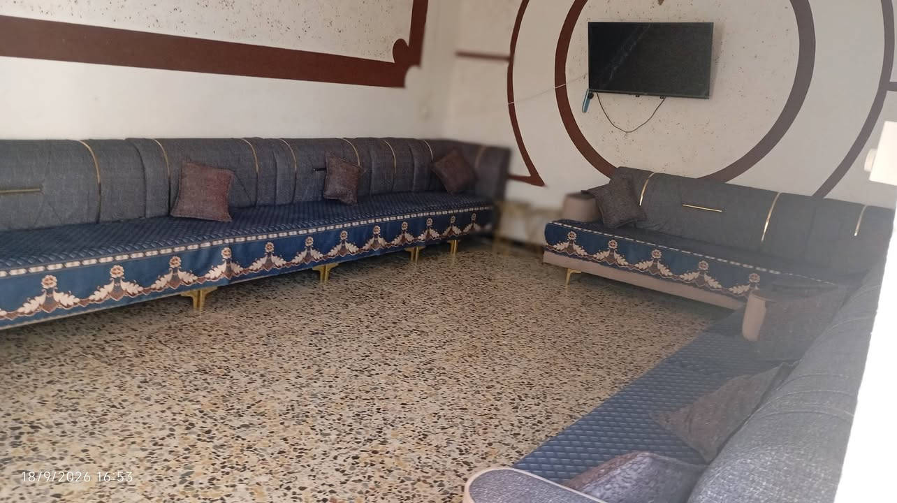سلام عليكم دار للبيع مساحه 200 متر  يحتوي على  غرفتين نوم  وصاله ومطبخ وأستقبال وترك عدد 2 صحيات داخليه وخارجيه الموقع  الخماس  ثاني شارع عن اسواق بابا اشتريلي  
 وللاستفسار لأتصال ع الرقم ***********

او مراسلة هذه الصفحه ابو جعفر

نص مكتوب في الصور:
- 18/9/2026 17:01