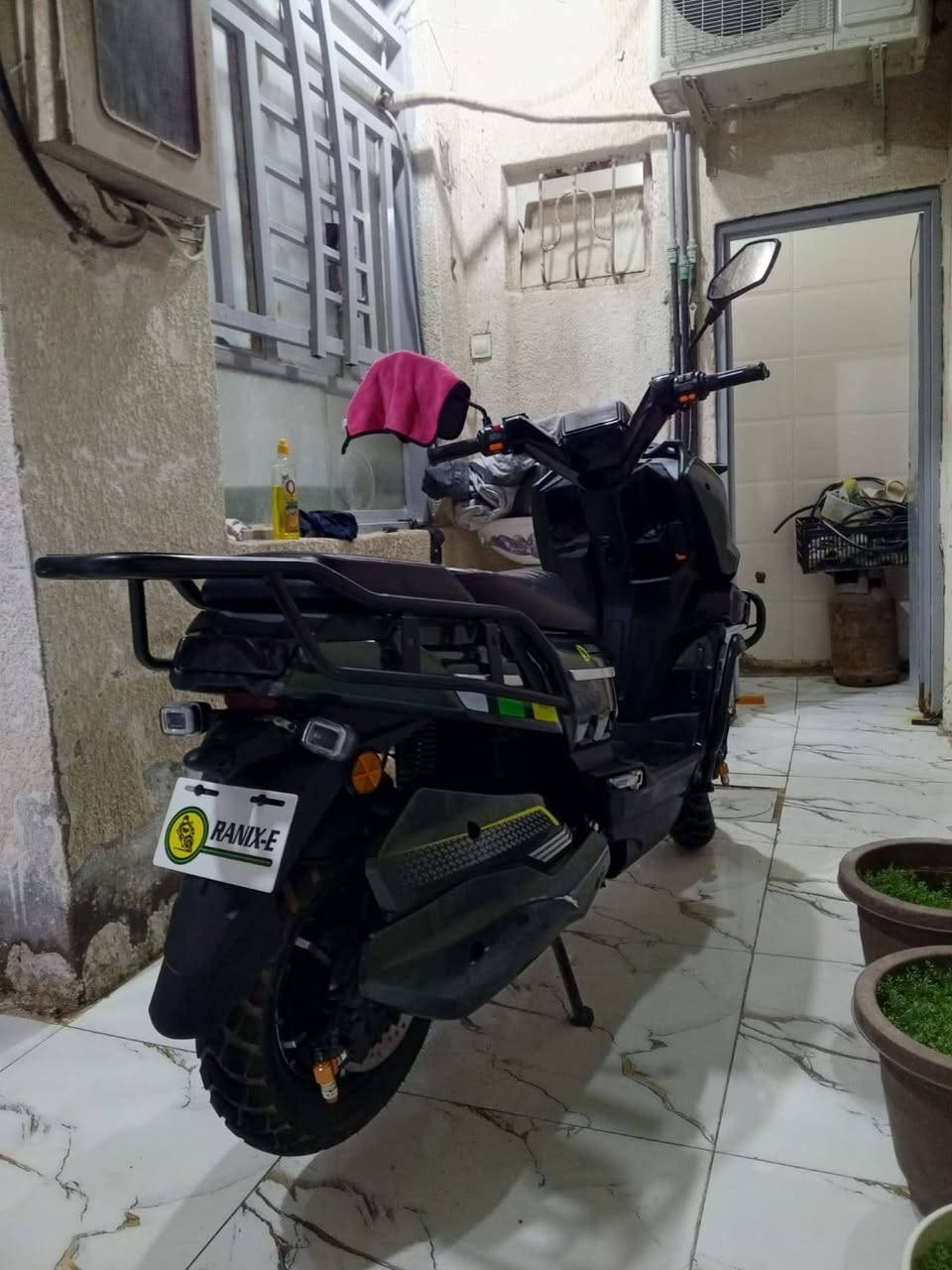 سلام عليكم دراجه اباجي شحن للبيع شرط استعمال قليل بطاريه ليثيوم 50 امبير / 72فولت السعر خاص ( *********** )
