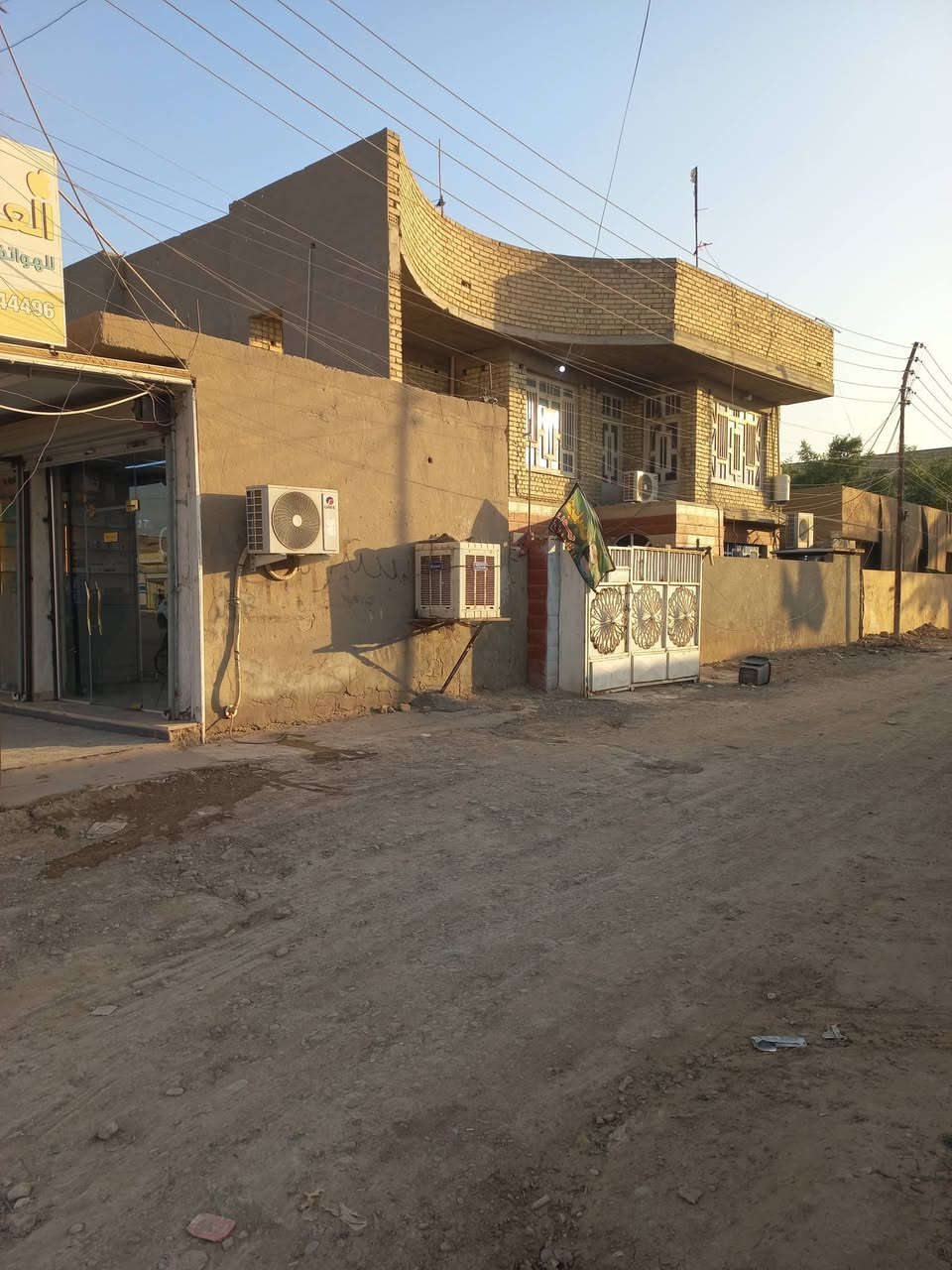 السلام عليكم
بيت مع ٥ محلات ركن تجاريه مساحة ٣١٠ متر للبيع 

شارع الربيع السايدين قرب عصفورية 

للاستفسار  ***********

***********
