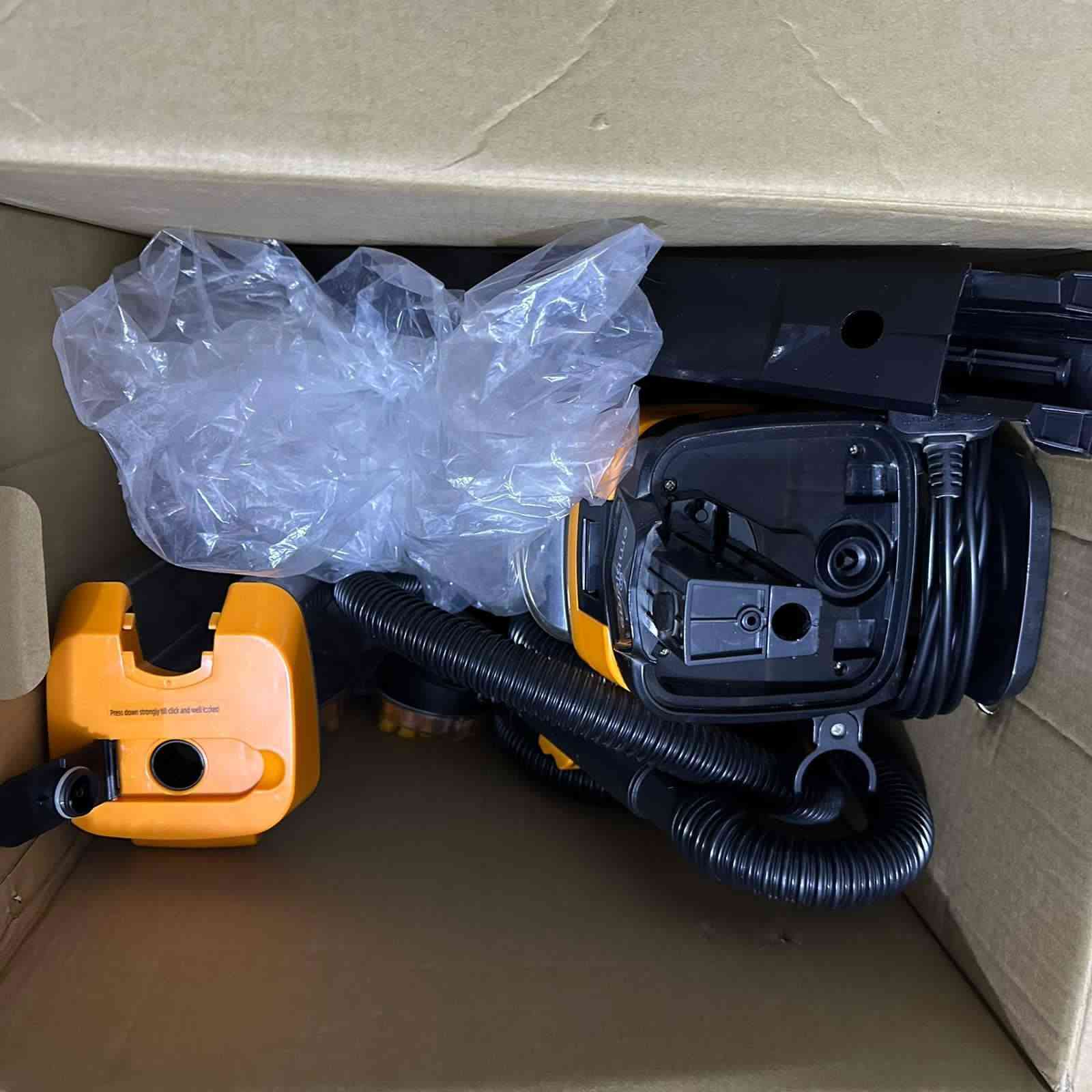 للبيع جهاز Emblema Carpet Clean – EM TL2022W بحالة ممتازة.
🔹 النوع: جهاز غسيل وتنظيف السجاد والمفروشات
🔹 الموديل: EM TL2022W
🔹 القدرة: 800 واط
🔹 3 وظائف بجهاز واحد:
• تنظيف وإزالة الأوساخ
• غسل السجاد والكنبات بالشامبو
• شفط المياه وتسريع عملية التجفيف
🔹 مناسب لتنظيف السجاد، الزوالي، الكنب والمفروشات.
🔹 تصميم عملي وسهل الاستخدام.
🔹 الجهاز مزود بفرش وملحقات للتنظيف.
📞 للاستفسار والسعر: مراسلة خاص أو اتصال.***********
الجهاز جاهز للبيع — فرصة ممتازة لمن يبحث عن جهاز تنظيف عملي للبيت أو للعمل. 🧽✨
