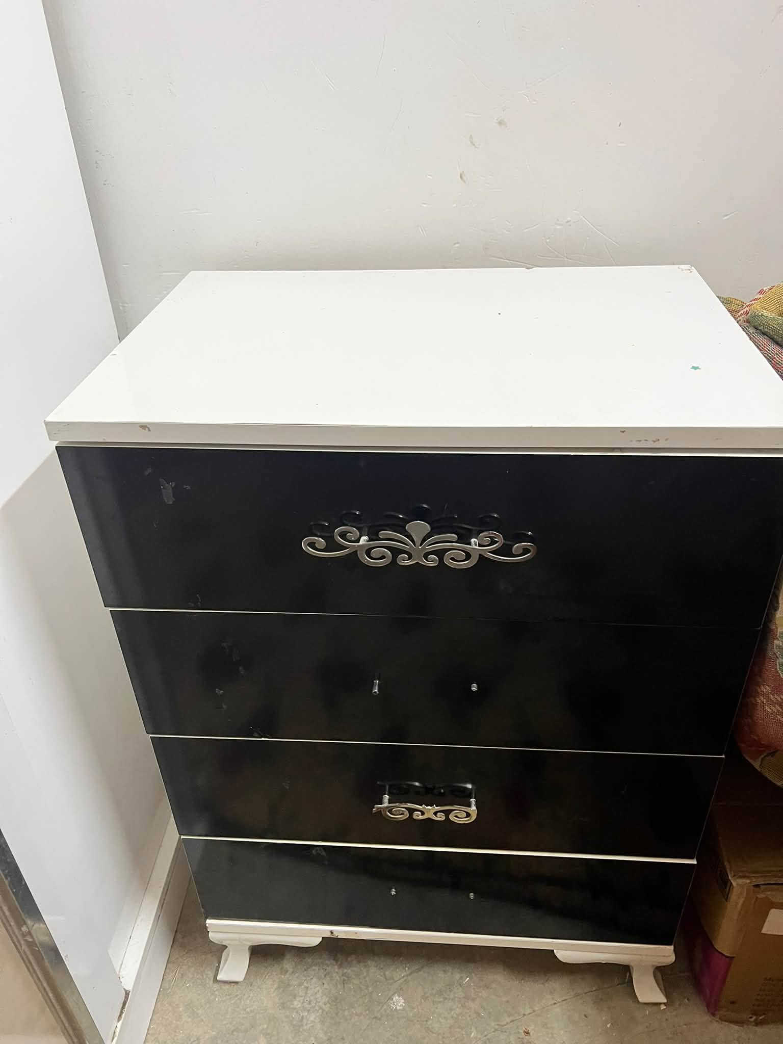 ‏أغراض للبيع بسعر مناسب أبيع بيع واحدة كل الأغراض العنوان سامراء حي المثنى للاستفسار الاتصال على ***********
