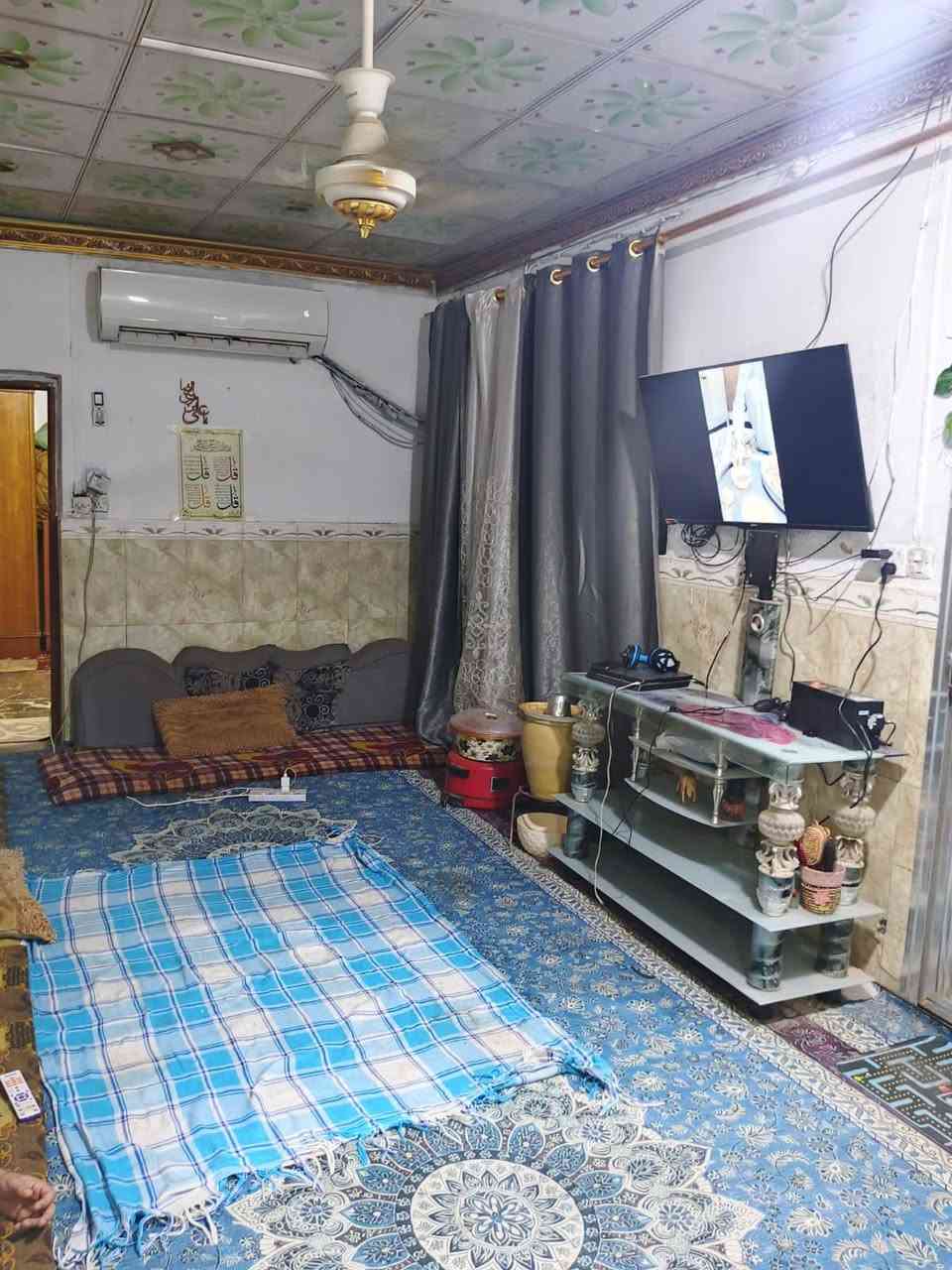 بيت رهن 100 متر حي العسكري خلف صيدلية الريتاج قرب شارع العسكري كبل يحتوي على مطبخ وصاله وغرفه واستقبال وصحيات سعر الرهن 25 المده سنتين توصل ***********
