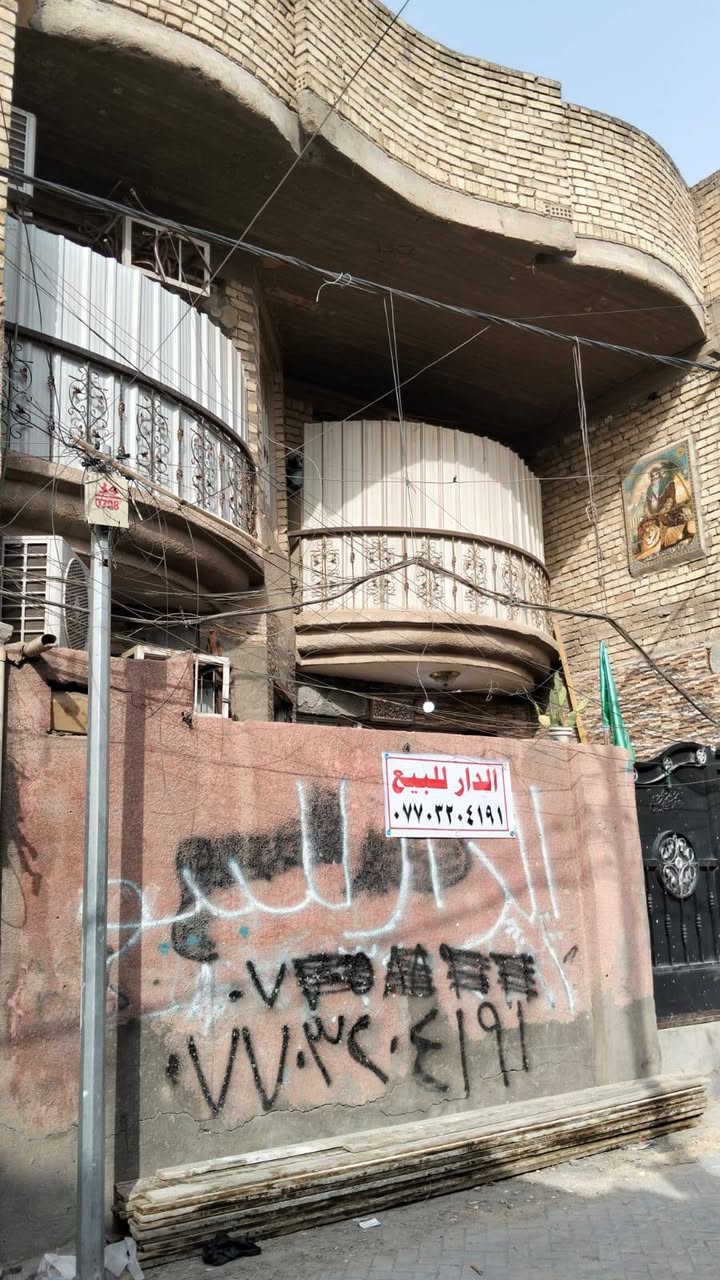 بيت للبيع بغداد مدينة الصدر قطاع 30 مساحته الكلية 144 يحتوي على استقبال ومطبخ و8 غرف صالة وأربع صحيات ثنين بالطابق الأرضي وواحد بالطابق الثاني وواحد بالثالث ويحتوي على ترك او منور عدد ثنين  وبسعر جدا مناسب للاستفسار اكثر اتصلو على هذا الرقم  ***********
