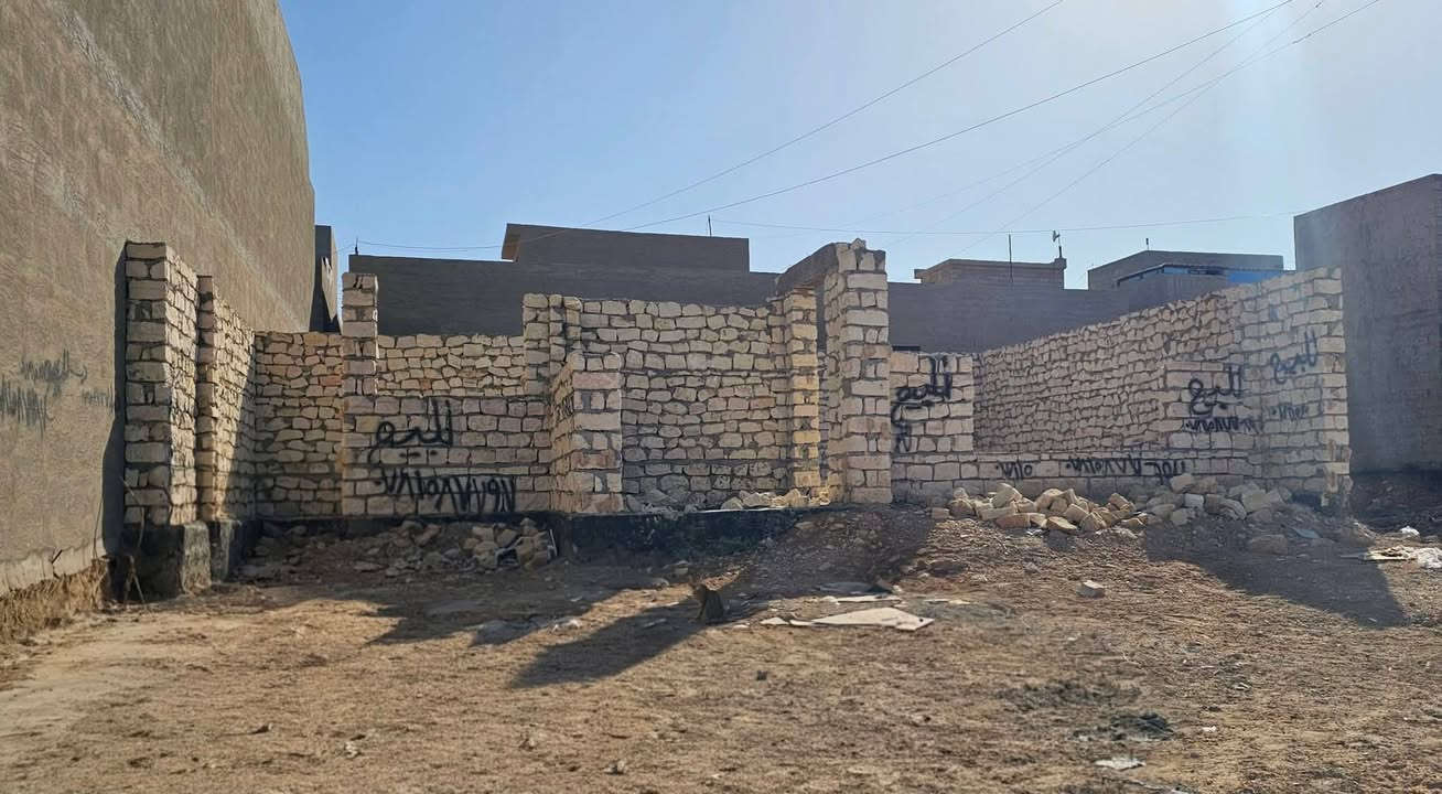 السلام عليكم بيت هيكل للبيع رقم القطعه 2176
بناء حجر واصل لانتنات العنوان❗️
 ⏪️الانبار خالدية حي شهداء مجاور طه عبد الغني بيتة الجديد 
شارع عشرين الجديد مقابل الاستاذ ناجح محمد سلمان 
شارع تبليط واصل للبيت مي وكهرباء متوفرة نهاية الشارع محلات حجي ابراهيم 
مساحة البيت ٣٠٠ 
غرفتين وحدة 5/4وحدة 6\4
غرفة سويت حمامات وصحيات داخلية 
صالة العرض7 طول 12 
ديوانية 8طول عرض 6 
مطبخ 5/4
*********** واتساب
