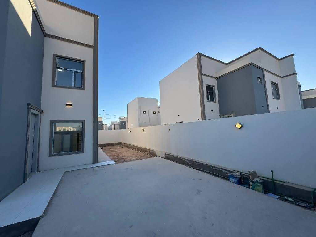 🏠 دار للبيع في مجمع الاميرات الثاني السكني
السعر 121 مليون  باقي عليه قرض عقاري فقط 74 مليون، 
الموقع مميز: مجمع الاميرات 2 المربع الرابع خلف الساحه بصف الركن .

دار طابقين – مساحة 250م – جاهز للسكن فوراً: 
• 3 غرف أحدهما سويت – استقبال كبير 
• صالة – مكشوفة 
• مجموعة صحيات عدد 3 + مكشوفة
• مطبخ – كراج سيارة
• 🌿 حديقة عدد 3 
اماميه + جانبي + خلفيه
✨سعر مناسبة جداً مقارنة بالموقع وبالسوك وبي مجال

👇 
📞 اتصال / واتساب:
***********
***********
