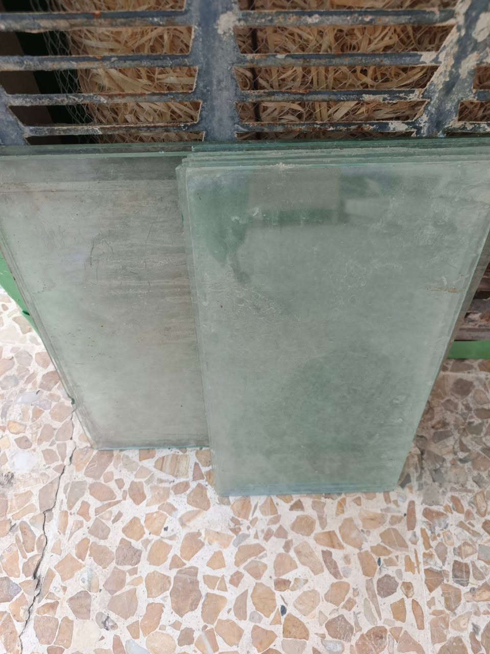 للبيع خشب ألواح      ٣ قطع    وا  بلول قطع مشكل خفيف وثخين  ***********
