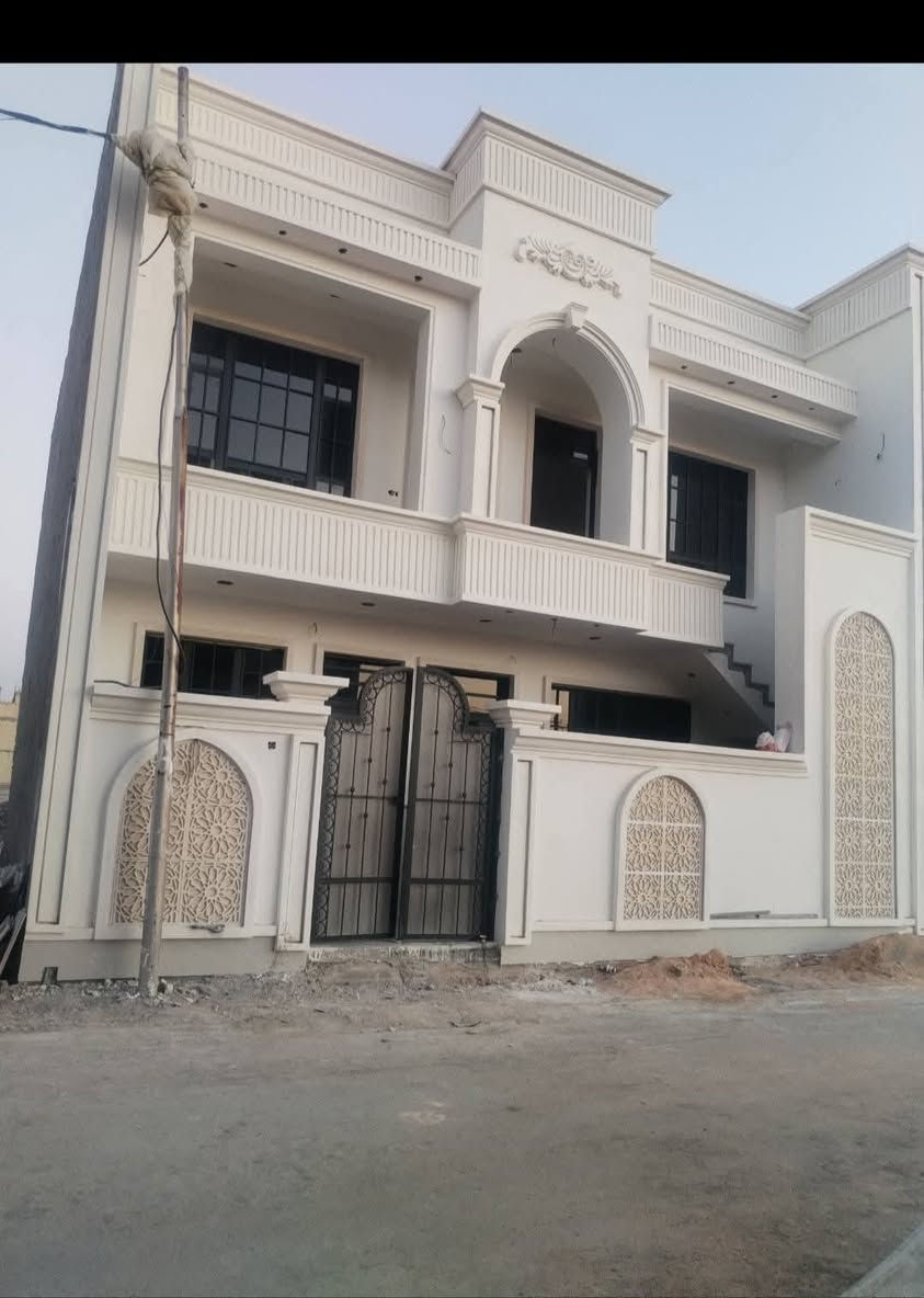 بيت حديث بناء 2026درجه أولى مساحه 135متر واجه 10نزال 13.5الطابق الاول يحتوي على استقبال مطبخ حار بارد او حولي 2غرف نووم منور عدد 2 حمام دخاخلي او خارجي نضام كامرات 
الطابق الثاني معزول عن الارضي درج خارجي يحتوي على مشتملات عدد 2 كل مشتمل يحتوي على استقبال مطبخ او غرفه نوم او حمام او بيتونه كل مشتمل يحتوي على سطح معزول العنوان الخطيب الزراعي مقابيل معمل الغاز بكاع بيت علوان يرهم مراوس 
***********
