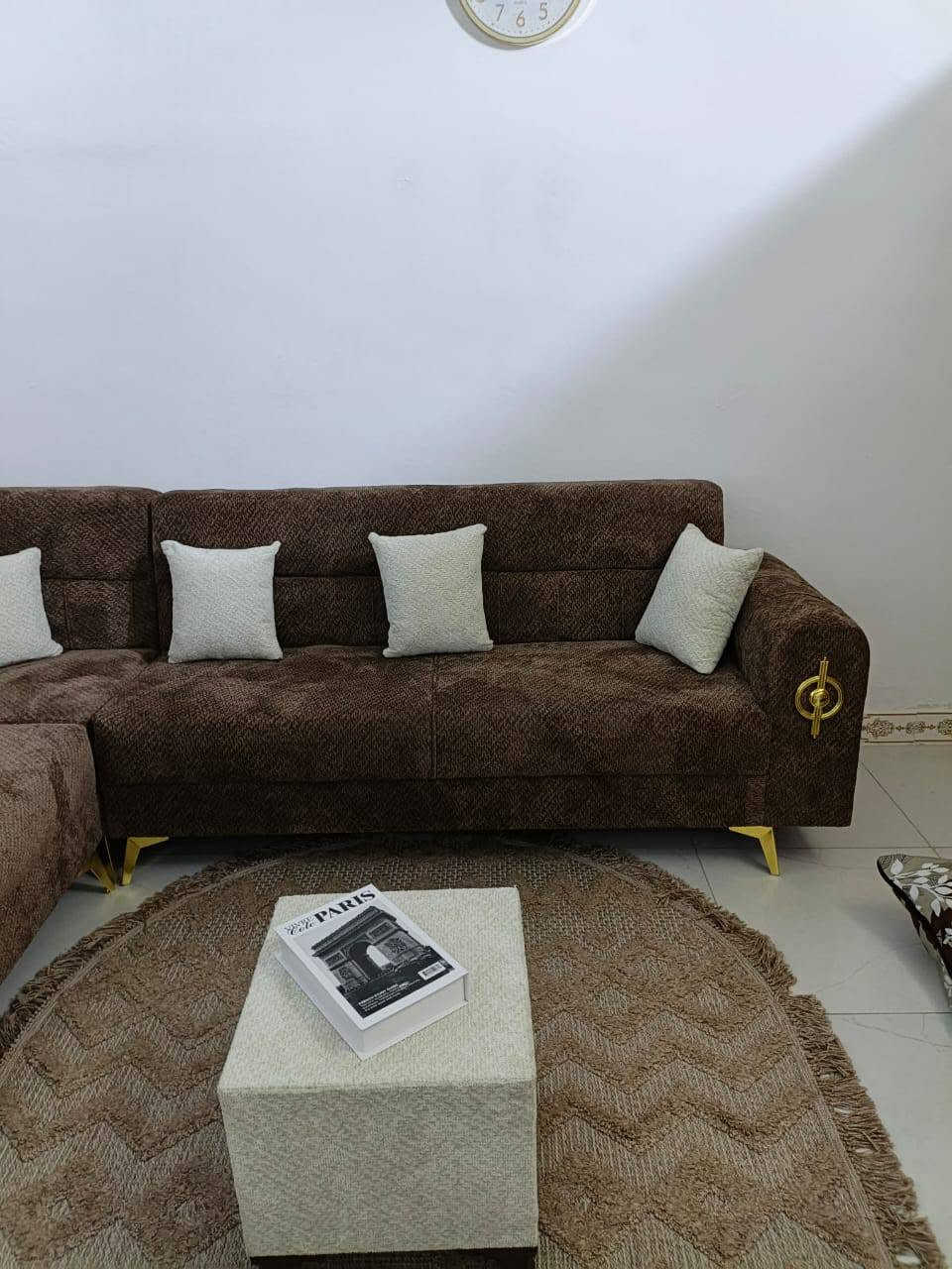 السلام عليكم عدي تخم كورنر لون جوزي 7 مقاعد خمس امتار صار يومين من اشتريته بس اريد اشيل ويا طبله و كوشات السعر 350 و بي مجال العنوان بغداد شعله رقم *********** مستعجل على بيعته
