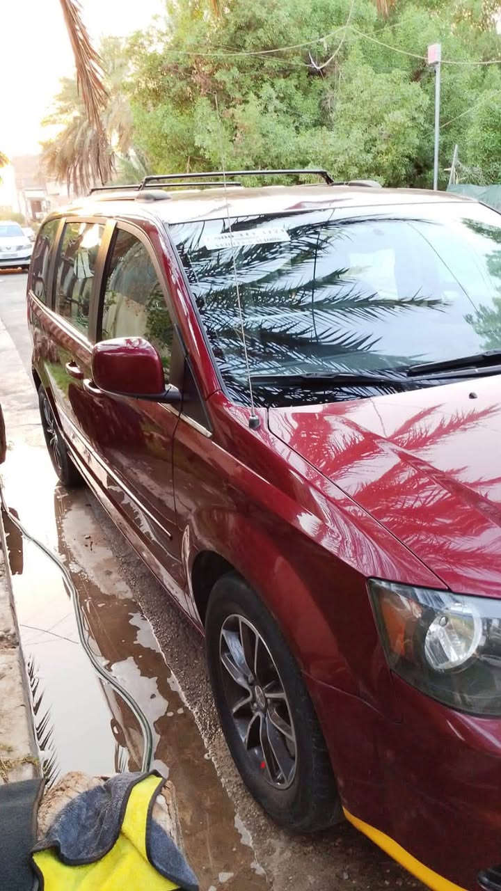 السلام عليكم شباب عندي دوج كرفان sxt 2018 السيارة بدون ايرباك حادثها دعامية امامية والجاملغ مفتوح 
وبيها صبغ دعامية وجاملغ فقط وبيها تعديل بارد بسيط بالبنيد مال حادثها 
السيارة كير مكينة تبريد خير من الله وتبريدها ثلج وحماوة ثابتة السيارة بيها سونار  السيارة ابواب كهرباء وكشن سائق كهرباء والسيارة رقم وهزة جديدة ومكانها بغداد الدورة ورايدها ب 160 وللاستفسار اكثر الاتصال على ***********
