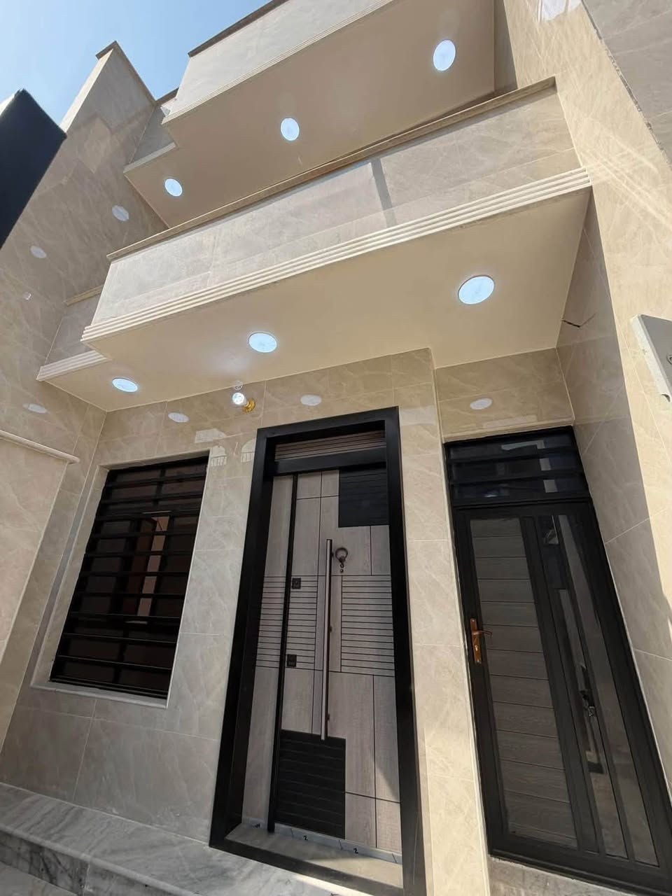 🏠 عقار مميز للبيع - فرصة لا تعوّض! 🏗️
ملاحضه / العنده عقار 🏡#للبيــــــع ويريد يبيع  #دزولنه كافه التفاصيل العقار مع ذكر السعر ورقم التلفون ☎️وان شاء الله باقرب وقت ينباع يمنه 🤲❤️
————————————————-
🔸دارين تونات للبيع طابو صرف #بناء_حديث 
100متر الواجهه 5م والنزال 20م مدخلين 
بناء سنة 2026🔑 تسليم مفتاح تكمه كامل مكمل

🔸الطابق 1️⃣كراج وخدمات خارجيه ومدخلين واستقبال ومطبخ  وخدمات داخليه وغرفه نوم جوه
     الطابق 2️⃣غرفتين نوم وخدمات وبلكونه وصاله 
     الطابق 3️⃣بيتونه كبيره وسطحين امامي وخلفي
 
🔸موقع العقار ممتاز جدا📍الشعب شارع الصحه قرب سوك شلال شارع عريض عرضه 15م ورصيف عريض عرضه 2م + مناسب جدا لحك قبل لاينباع

🔸السعر: 255 مليون وقابل للتفاوض 

مكتب ابو علي الدراجي للعقار 🏛️
المكتب مجاز رسميآ _وؤكيل منصه عقاريه ✅ 
 الشعب-نهايت شارع الصحه-مقابيل كرزات ركن الصحه 
***********📞
***********📞 ‭
***********📞
