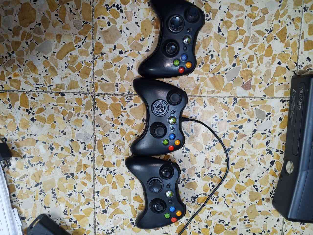 اكس بوكس360 سلم للبيع جهاز جديد كامل ملحقات 3جوستكات وحده بيهن الكير يشكل وثنين شغالات بي25لعبه مكان بغداد الشعب ‏(‪***********‬‏ ) يوجد توصيل السعر 120
