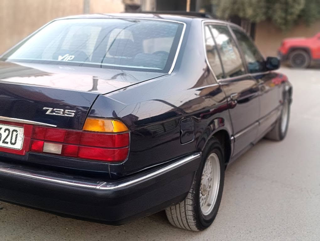 بي ام دبليو 1992 فول مواصفات واحد على واحد رقم بغداد انكليزي 
السياره جدآ جدأ جديده جاهزه من جميع النواحي 
كير مكينه حاويه جديد 
صدر امامي وخلفي جديد 
تبريد منضومة كله جديده تبريد ثلج
دواخل جلد جديده
سلايت شغال 
كهربائيات كله شغاله  
كراسي كهرباء شغاله 
رون كيلو متر كيچ بانزين كله شغال 
السياره جاهزة والسياره مكفوله من الضربة والخياس أول صبغه اله اصفاحه موس 
الواقع احله من الصور 
السعر 55.  وبيه مجال جدآ جداً بسيط 
*********** بغداد, العراق
