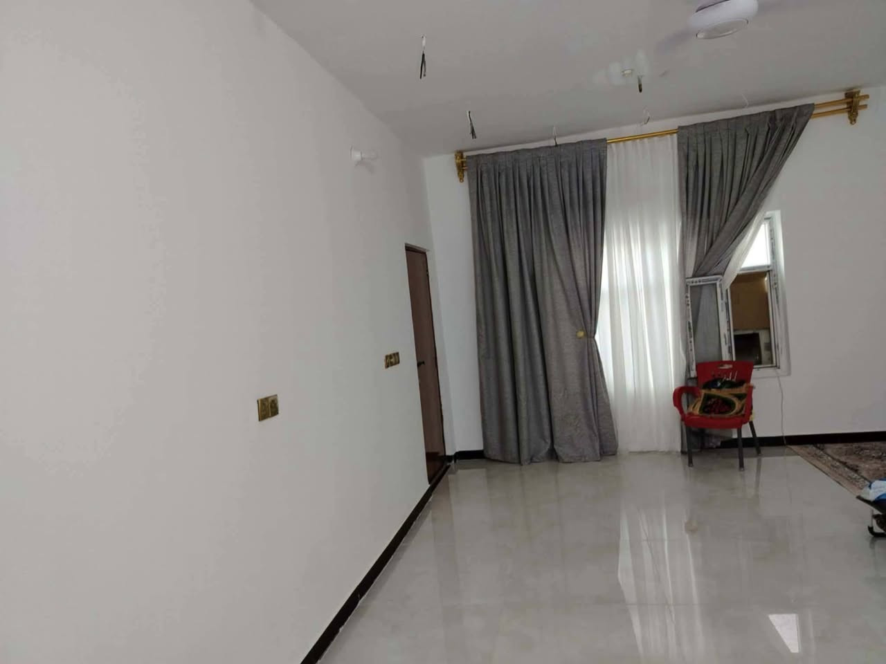 🏠 بيت للبيع – طابو صرف

📍 الموقع: حي الصدرين

✨ بيت بمساحة 200 متر، بناء حديث ومرتب، مناسب للسكن العائلي.

🔹 الطابق الأرضي:
• استقبال
• صالة واسعة
• مطبخ مفتوح على الصالة
• غرفتين نوم
• صحيات داخلية وخارجية
• سقف صب مسلح

🔹 الطابق الثاني:
• غرفة
• صالة
• سويت 
• عكاده بدون لبخ

💰 السعر: 82 مليون وقابل للتفاوض
🏦 مطلوب للمصرف العقاري 82 مليون
💵 التسديد الشهري 439 ألف

📞 للاستفسار والتفاصيل:
***********

🔥 البيت فرصة حلوة للي يريد بيت جاهز وبناء حديث بموقع مميز.
