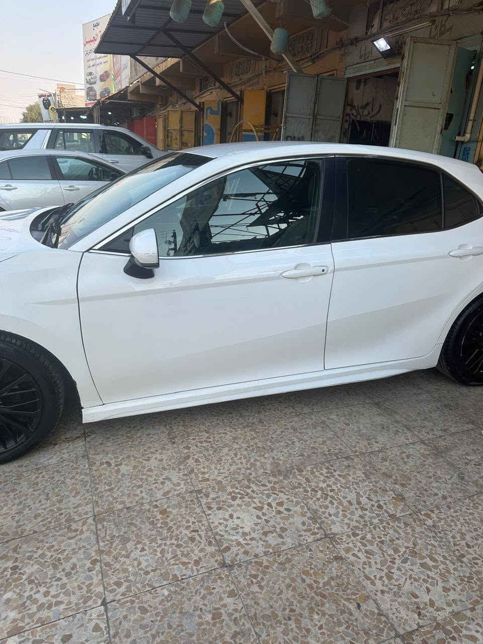 تويوتا كامري SE — موديل 2018
سيارة فئة SE الرياضي 
 بمحرك سعة 2500cc —
 سيارة واردة امريكي
 اوتماتيك
 والحدادة جاهزه 
تخم تاير جديد تايلندي 

الفئة: SE (رياضي)

المحرك: 2.5L (2500 cc)

ناقل الحركة: أوتوماتيك 8 سرعات
نوع الوارد: وارد أمريكي
المسافة المقطوعة: حوالي 160 كم 
المواصفات والملحقات المريحة والآمنة:

رادار أمامي لمساعدة السلامة والتحذير.

كاميرا خلفية لتسهيل الركن والمناورات.

مثبت سرعة (Cruise Control) لراحة القيادة على الطرق الطويلة.

كرسي كهربائي (قابل للتعديل كهربائياً) لراحة السائق.

شفتات على المقود (paddle shifters) لإحساس قيادة رياضي وتحكم يدوي.

منظومة عدسات أمامية كاملة لتحسين الرؤية ليلآ
صبغ جاملغ + جزء من باب السائق + بند

رقم السيارة بصرة حرة وباسمي
السعر المطلوب 160 (ورقة) — السعر قابل للتفاوض البسيط عند المعاينة والاتفاق الجاد.
للاستفسار :***********
