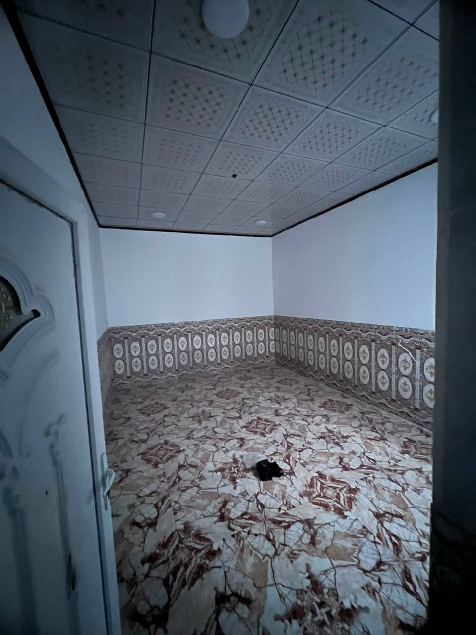 دار 🏠 للبيع في حي القوسيات.
مدخل أسواق ابو علي. 

المساحه.  150. م.  

يتكون من غرفتين نوم 🛌 هول استقبال مشتملات.
داخل خارج. 

سند زراعي نموذج25. حق التصرف سند ابيضّ وصل بلديه. 

الدار 🏠 تسليم مفتاح 🔑 فوري 

خدمات ماء 💦 كهرباء.  ⚡️ 100 متر عن التبليط 

السعر.  ( 65.)   مليون بي مجال.  

الاستفسار بل الأرقام.  

***********
***********
