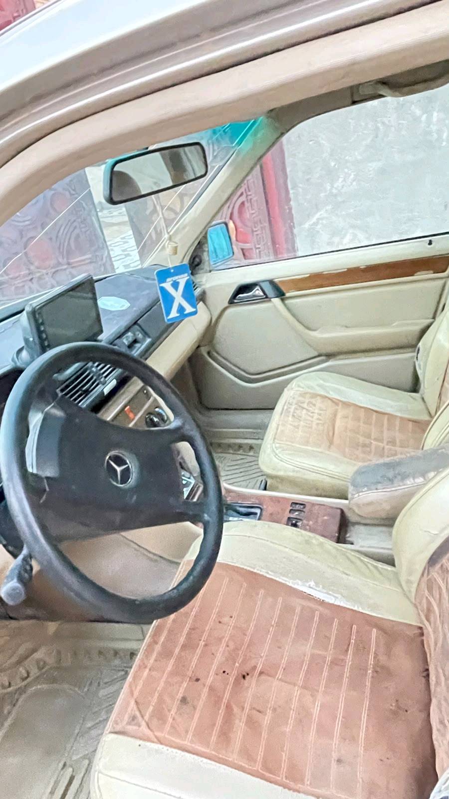مارسدس دب مديل  89 ضربته فقط الباب الخلفي جهة العبري قواعد وحده سليمه وثانيه طاكه وتاركه ما معمره رقم بغداد انكليزي 
***********
سعر ٥٥ وبيه مجال قليل