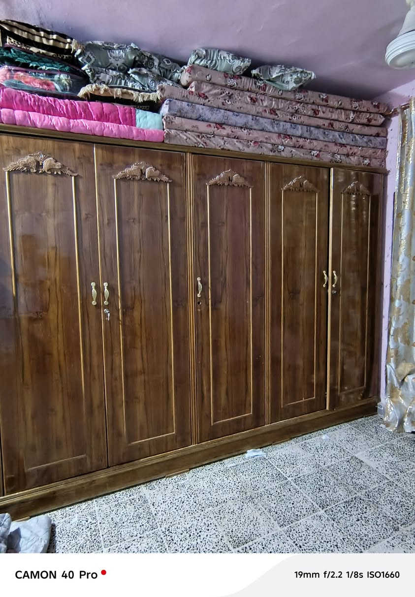 كنتور للبيع السعر ٤٠٠ وبي مجال احطاطه

نص مكتوب في الصور:
- CAMON 40 Pro 19mm f/2.2 1/8s ISO1660