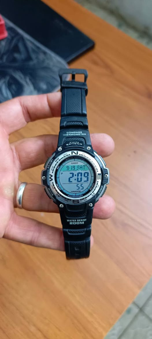 *CASIO SGW-100 Twin Sensor* - من اقوى ساعات كاسيو البرية.

*مواصفاتها الكاملة:*

*- الحساسات:*
- *بوصلة رقمية:* تحسب 16 اتجاه، من 0 الى 359 درجة، بدقة درجة وحدة، بيها تصحيح انحراف مغناطيسي حتى تنطيك اتجاه صحيح
- *محرار حرارة:* يقيس من -10 الى 60 درجة سيليزية، الدقة 0.1 درجة، تكدر تحوله فهرنهايت

*- ضد المي والظروف:*
- *WR 200M:* ضد المي 200 متر، تكدر تسبح وتغوص بيها خفيف
- تتحمل برودة لحد -10 درجة
- جامها معدني *Mineral Glass* ضد الخدش، والاطار المنيوم

*- الوقت:*
- التاريخ الي طالع عندك 9-19 SAT صحيح
- توقيت عالمي 48 مدينة / 29 منطقة زمنية
- 5 منبهات - 4 عادية وواحد غفوة
- ستوپ وتش دقة 1/100 ثانية
- مؤقت تنازلي لحد 24 ساعة
- تقويم اوتوماتيكي مبرمج لحد سنة 2099
- نظام 12/24 ساعة
- انارة *ILLUMINATOR* خضرة تطول 3 ثواني، دوس LIGHT 82a9

*- البطارية والجسم:*
- بطارية CR2025 تعيش حوالي 3 سنوات
- وزنها 55 غرام بس، قياسها 51.5 × 47.6 × 13.2 ملم
- قايش ربل 82a9

ساعة كاسيو تفيد جماعة الصيد ويطلعون البر و الخواصين 
سعرها ٦٠ الف مع التوصيل رقمي 
***********
