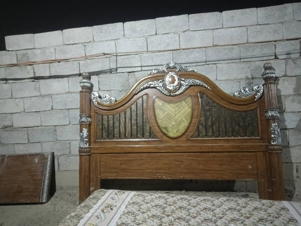 غرفة اخشاب نضيفة للبيع مكاني زعفرانية ***********
