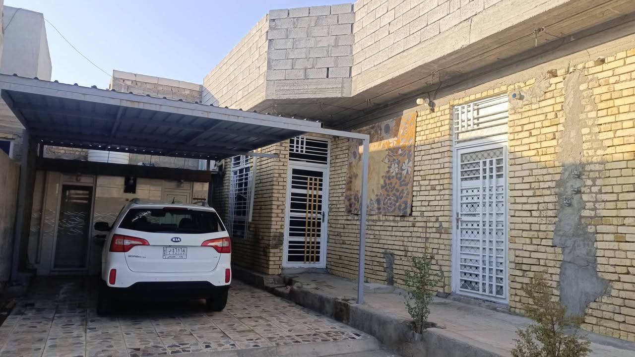 بيت للبيع مساحه 300 غرفتين وصاله ومطبخ واستقبال 
وصحيات داخليه وخارجيه الموقع حي المنتظر الأولى قرب جامع وحسينية المنتظر، باقي التفاصيل الاتصال على الرقم 
‏‪***********‬‏
***********
