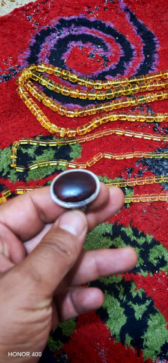 السلام عليكم ورحمة الله وبركاتة
للبيع شلعه ٧ محابس صياغه ثقيله ٥ صياغة عارف واحد الكوفي واحد حجة و٣ مسابح كهرب عطش نخب اول وحده كلش ضخمه و٢ وسط الي يخدمنه يتصل ***********

نص مكتوب في الصور:
- HONOR 400