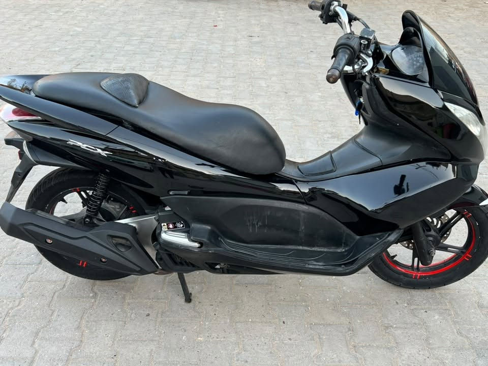 السلام عليكم
دراجة PCX جيل اول للبيع ياباني kf مال رنبه 

محرك 150 حرف A 

كفالة محرك  ماشيه 31
 
كلشي شغال حساس ازدحام حساس استان 

السعر مليون و 500 

 ***********  مدينه الصدر
