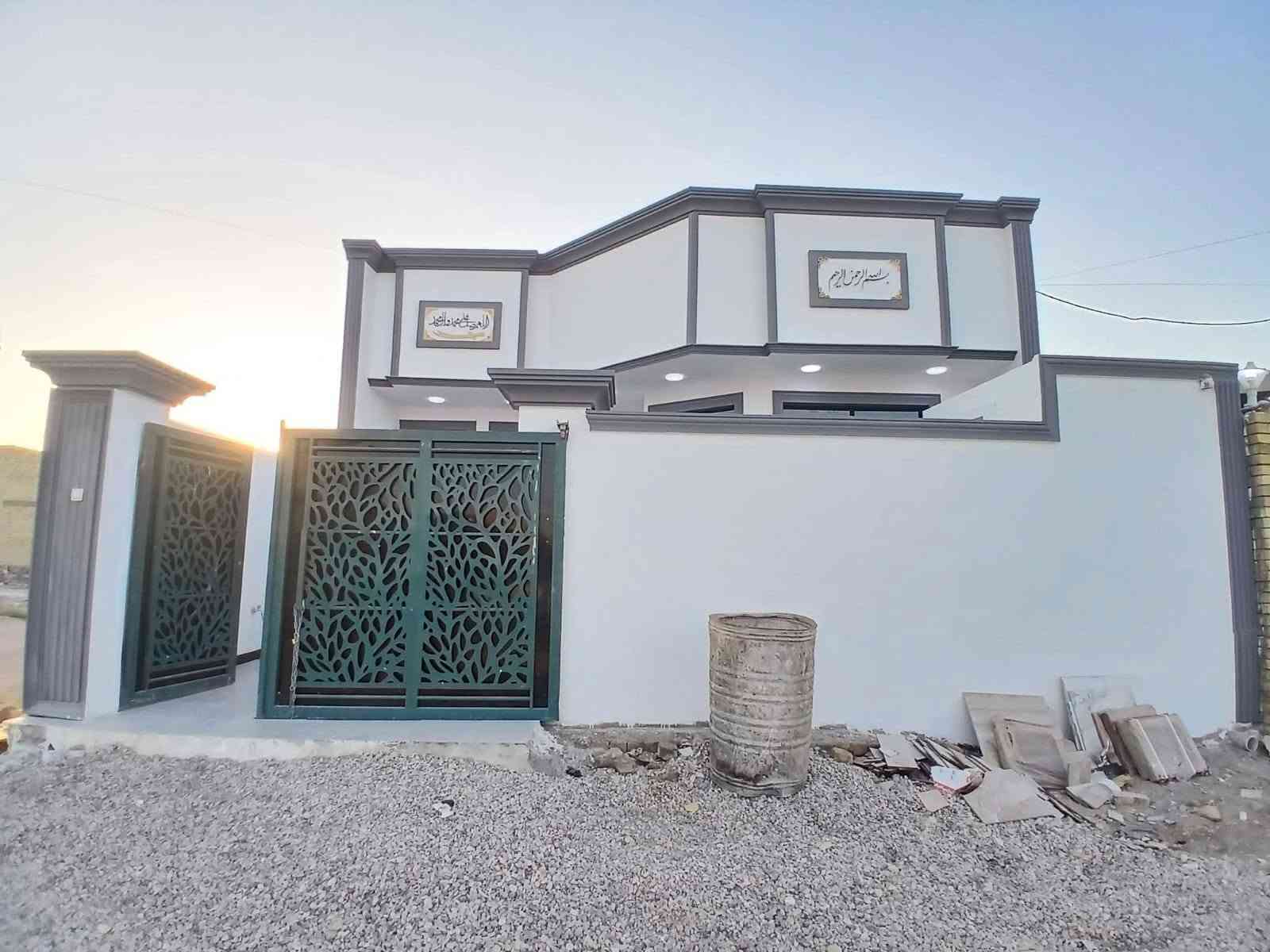 بيت البيع حي الحكيم بشارع الوائليه المساحه 180 متر ركن طابق واحد بناء حديث طابوك غرفتين وصاله ومطبخ وستقبال وكراج وحديقه وسعر 65 وتصل على رقم ***********
