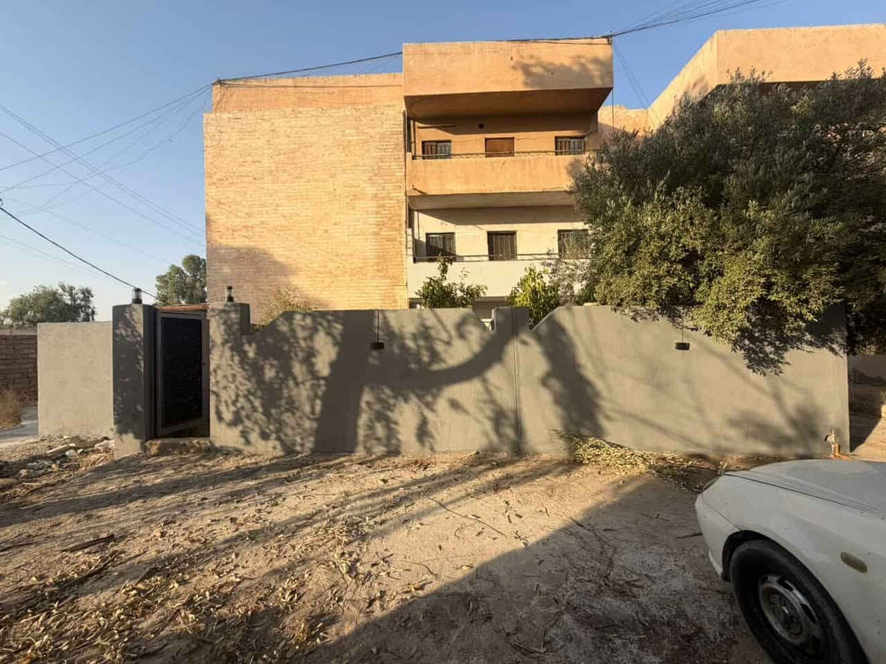 عندي شقة ارضية للبيع في سكنية معمل الأدوية قبل سيطرة الاقواس مساحة الشقة 132 متر ملك صرف طابو تلكيف تحتوي الشقة على استقبال وغرفتين نوم ومطبخ حار وبارد وتواليت شرقية وغربية وحمام ومنور وحديقة وترك وكراج خارجي الارضية كاشي المطبخ والحمام والتواليت سيراميك الشقة عليهاا اقساط 8 ملايين ونص القسط الشهري 45 الف الشقة جاهزة وما ناقصها اي شي سعرها 35 مليون صافي من غير الاقساط ويوجد تصوير فيديو للشقة للتفاصيل اكثر 
التواصل 👇
*********** بي واتس اب
