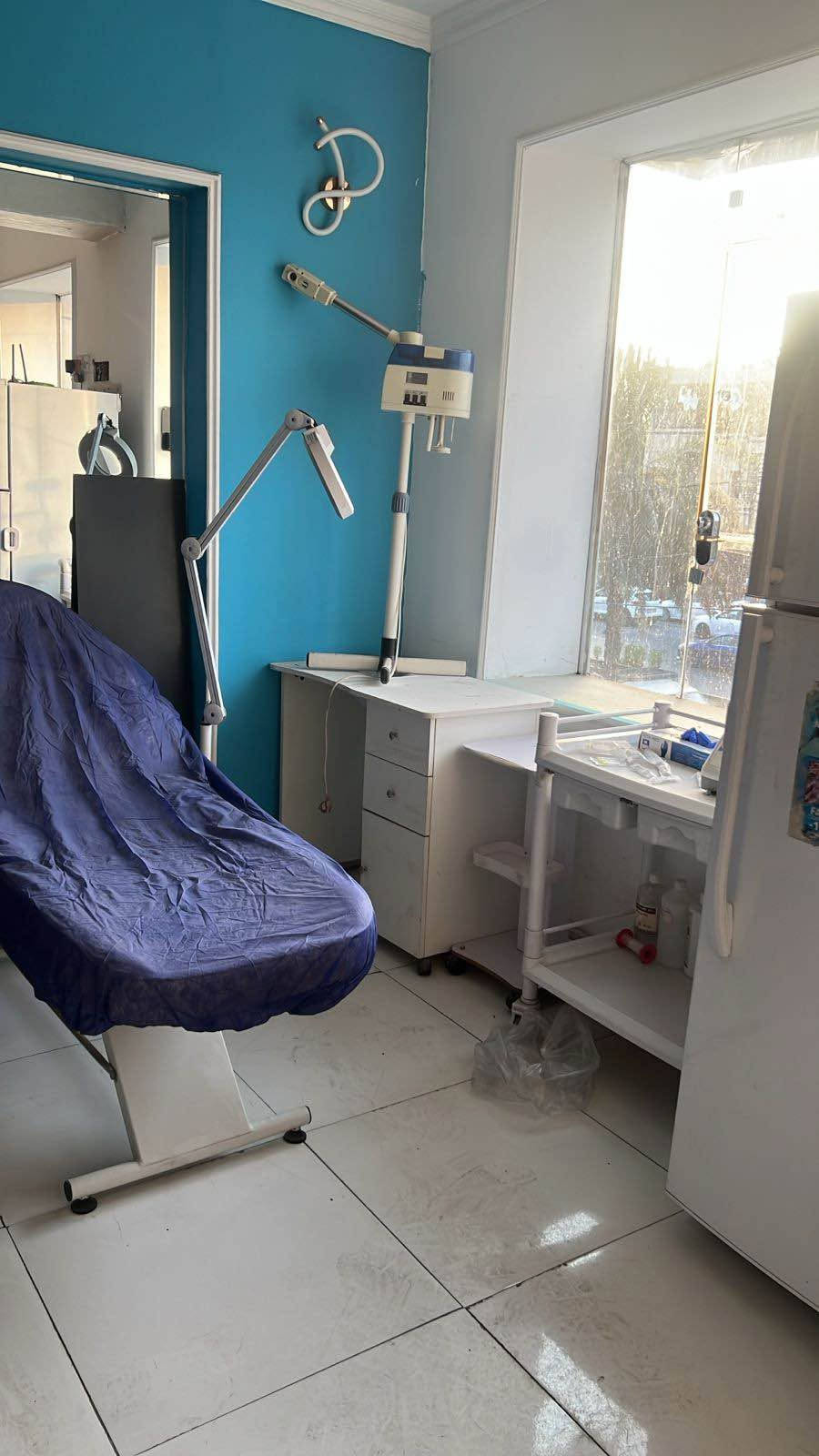 عيادة طبية مع مركز تجميل متكامل للبيع في بغداد حي البنوك مقابل مرطبات كريم سفيح  سبب البيع سفر للدراسات العليا 
***********
ايجار المكان طابق اول ٤٠٠ الف غرفة وصالة كبيرة بغداد, العراق
