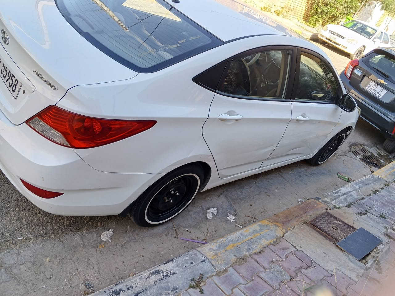 اكسنت ١٣ خليجي 
مكينه ١٦٠٠ 
محرك  كير صدر تبريد  كامله السياره 
تخم تاير  دوشمه داخل باتري جديد 
سياره خير من الله 
سياره باسمي تحويل ثاني يوم 
بيهه صبغ نص جاملغ وباب ودوسه بدون دواخل  فقط صبغ 
لاتبديل ولا ضربه سونار خاص 
مكاني كوت السعر ٨٠ 
***********
