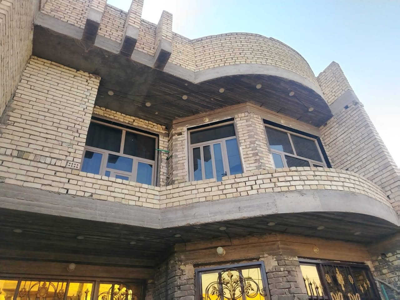 🏡 بيت للبيع – بناء حديث

📍 الموقع: بغداد – الأورفلي، قرب شركة الأنوار، فرع أسواق الموسوي.

🔹 المساحة: 200 متر (25 × 8)
🔹 البناء: حديث، طابقان

مواصفات البيت:

- 6 غرف نوم
- صالة كبيرة
- غرفة استقبال واسعة
- مطبخ حار
- مطبخ بارد
- تصميم عصري وتشطيب ممتاز
- مناسب للعوائل الكبيرة

للاستفسار ومعرفة السعر أو تحديد موعد للمعاينة، يرجى التواصل على الرقم: ***********
