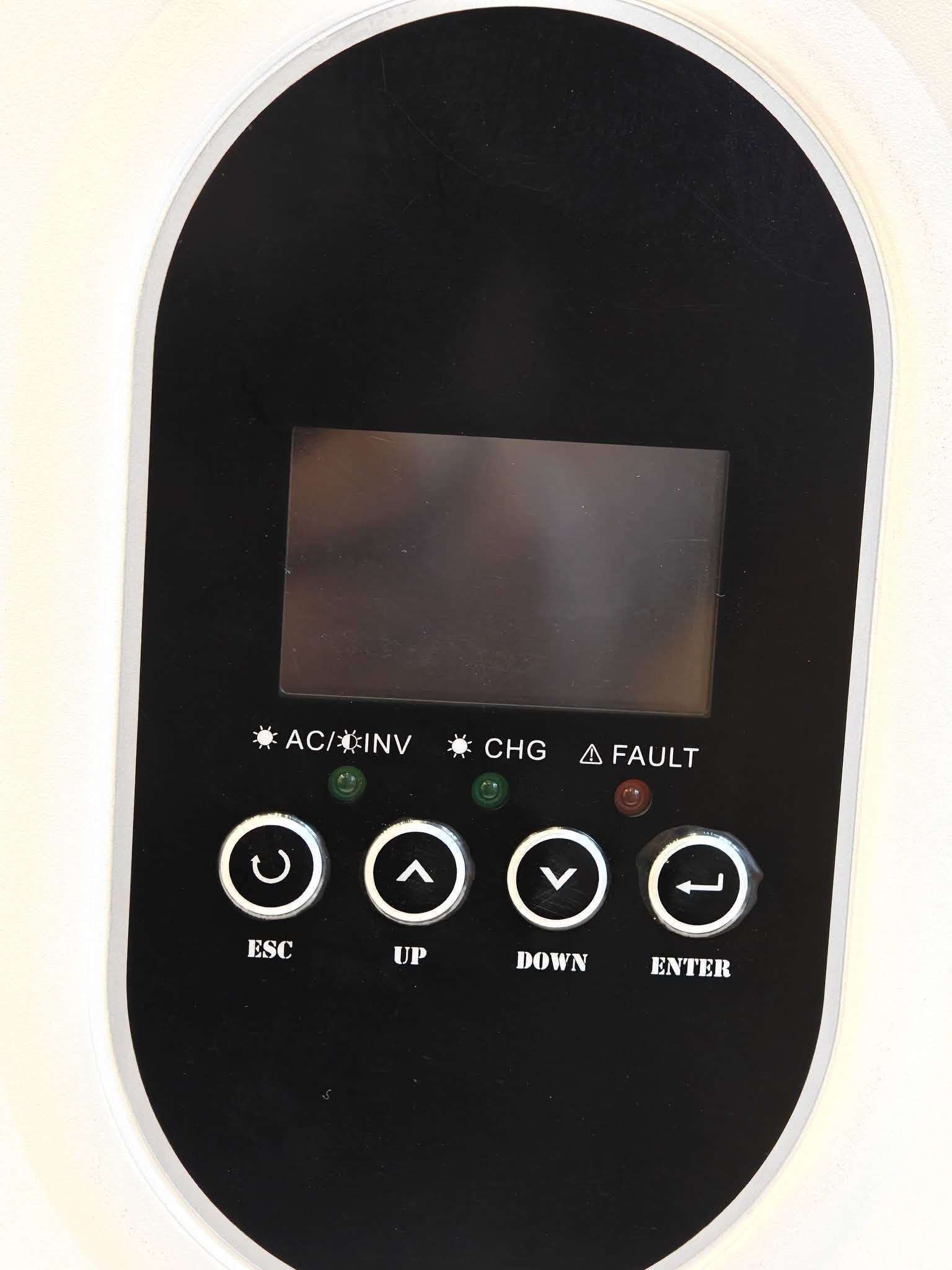 متوفر  SAKO E-SUN 1KVA – 

✅ بدل تعدد الأجهزة والتوصيلات… جهاز واحد يجمع لك المنظومة ويوفر حلاً عملياً ومتكاملاً للبرج.

السعر  180.000 ألف
للحجز والاستفسار واتساب *********** او مراسلة الخاص 

الحل المتكامل لأصحاب الأبراج:

جهاز واحد يجمع الإنفرتر + منظم شحن MPPT + شاحن كهرباء، ويدعم ربط بطارية خارجية 12V + ألواح شمسية + كهرباء وطنية 230V.

🔹 قدرة الإنفرتر: 850W
🔹 يدعم ألواح شمسية حتى 600W
🔹 MPPT مدمج 20–150V DC
🔹 شحن شمسي حتى 40A
🔹 شحن من الكهرباء حتى 40A
🔹 خرج 230V AC لتشغيل أجهزة البرج
