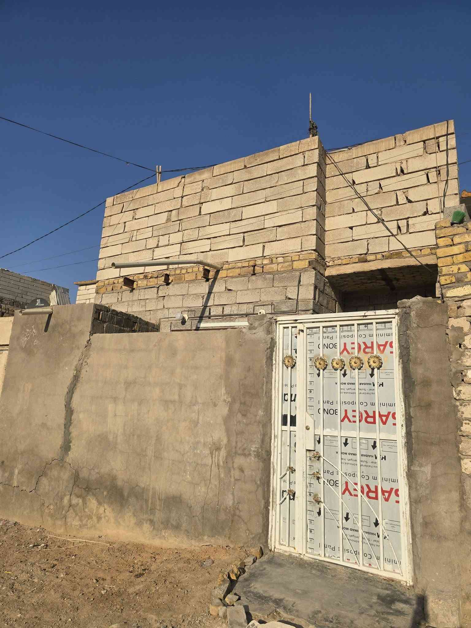 بيت لبيع بشارع المطار الجديد بشارع اسواق فدك المساحه ١٠٠متر يحتوي على غرفه وصالالت ٢ ومطبخ وصحيات السعر ١٤ مليون الساس كونكريت البناء بلوك السكف عكاده البيت عايز شغل للستفسار ***********مكتب بركات ام البنين قرب مثلجات سنبله
