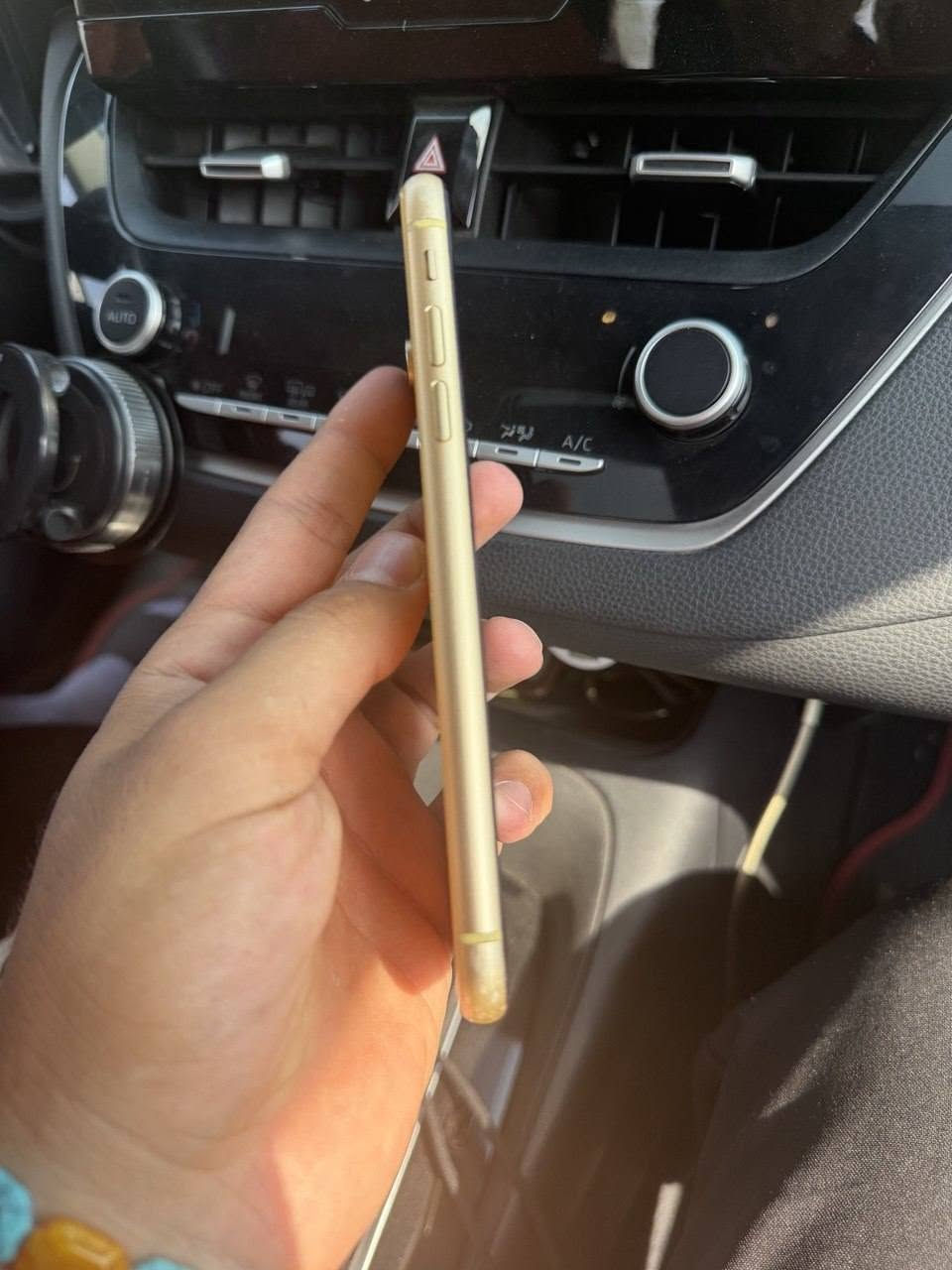 سلام عليكم Xr للبيع
لون ليموني 🍋 
ذاكره 128
بطاريه 84
جهاز لا مفتوح ولا مصلح ونضيف جدا
السعر 200 وبيه مجال
مكاني بغداد البياع
رقم للتواصل ***********

نص مكتوب في الصور:
- ٢:١١
- ٥٤
- البطارية
- حالة البطارية والشحن
- كما هو الحال مع البطاريات القابلة لإعادة الشحن، بطارية الهاتف قابلة للاستهلاك وتصبح أقل فاعلية مع الوقت. معرفة المزيد...
- الحد الأقصى للقدرة
- ٨٤٪
- هذا قياس لقدرة البطارية مقارنة بقدرتها عندما كانت جديدة. قد تتسبب القدرة المنخفضة بتقليل ساعات الاستخدام بين عملية الشحن والأخرى.
- أقصى قدرة للأداء
- تدعم بطاريتك حالياً الأداء الطبيعي وقت الذروة.
- شحن البطارية المحسن
- للحد من استنزاف عمر البطارية، يتعلم الـ iPhone من عادات الشحن اليومية، بحيث ينتظر ولا يتجاوز ٨٠٪ حتى يحين موعد حاجتك إلى استخدامه.