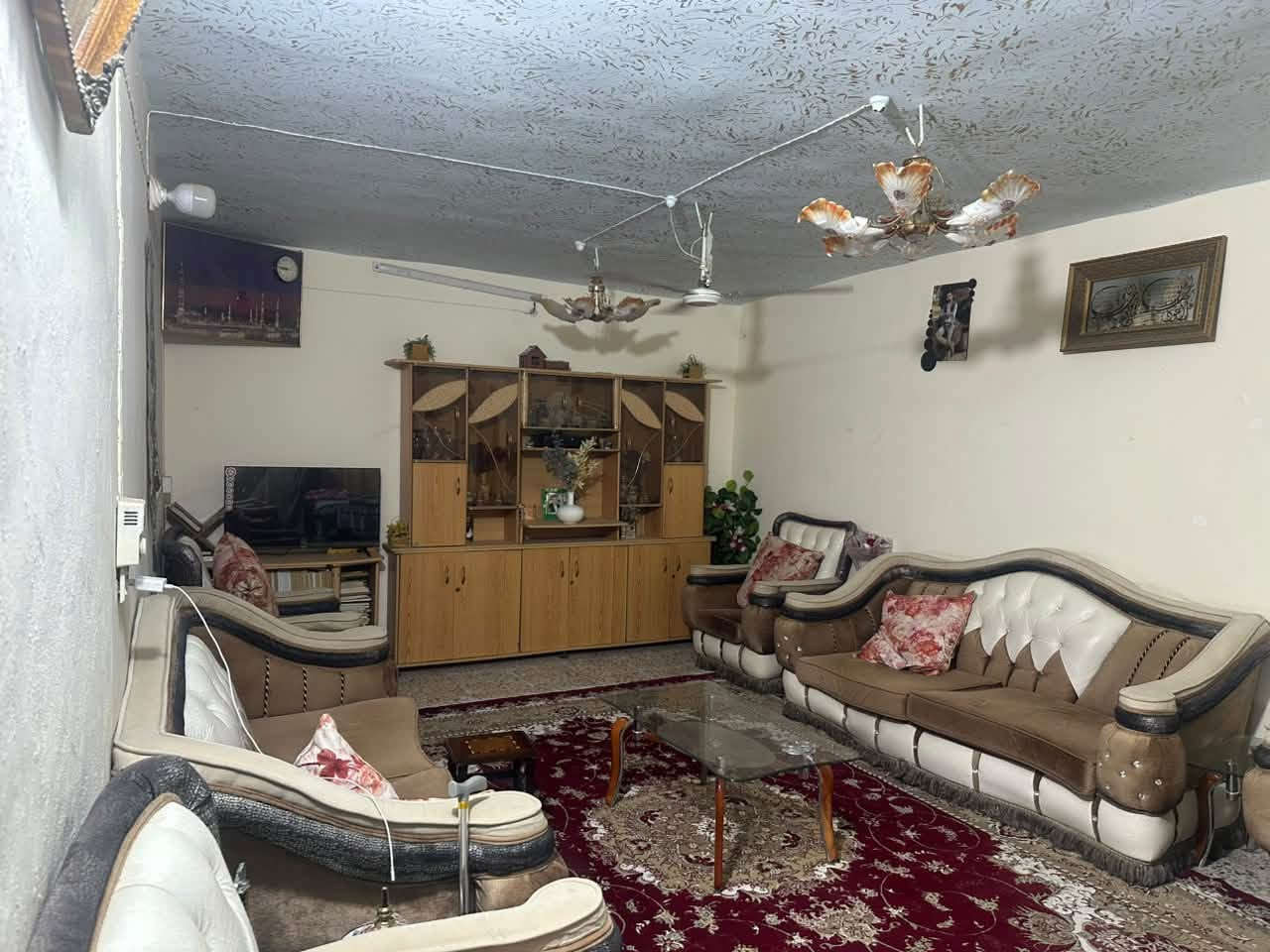 للبيـــــــــــــــــع
بيت للبيع في حي الرياض قريب جداً من الندي الرياضي بناء قديم يعتبر قطعه، السعر مناسب، المساحه ١٨٠م ، البيت طابقي يحتوي على ٣ غرف نوم + استقبال كبيره + صاله + مطبخ + ٣ مجمعات صحيه + كراج مع حديقة صغيره. للاستفسار *********** بي واتس أب.
