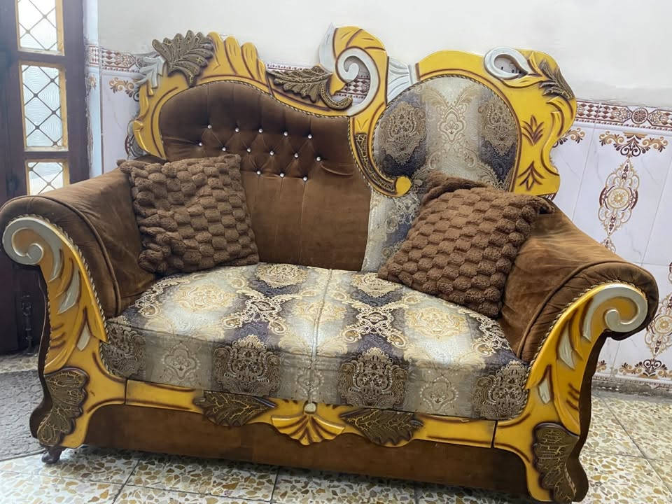 تخم ملكي  مقعدين كبار واحد وسط وثنين زغار ١٠مقاعد نضيف فقط يدات الاسفنج نازل
السعر٣٥٠ عنواني الشعب

***********
