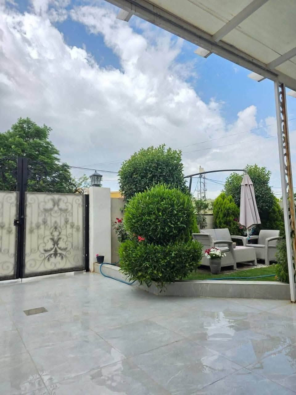 بيت طابق ونص للبيع اربيل 
مجمع الزيتون 200م
بيت بناء حديث 
ثلاثة غرف نوم 
استقبال 
وصالة ومطبخ 
وصحيات وكراج وحديقة شارع عرض 15م
السعر 9دفاتر و20ورقة ورقة وقابل للتفاوض للاستفسار واتساب 
***********
***********
***********
