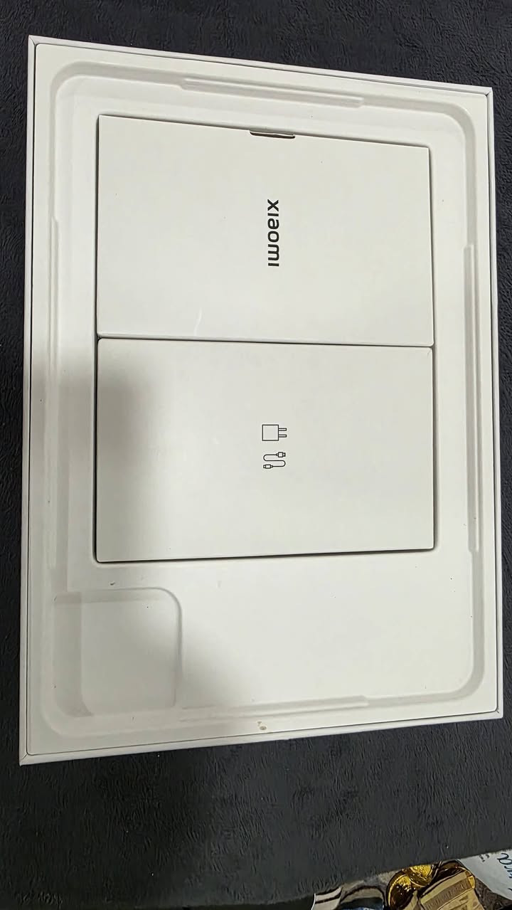 و ما ادراك ما برو يعني احترافي
*********** 

أهم المواصفات
المواصفة
Xiaomi Pad 7 Pro
المعالج
Snapdragon 8s Gen 3، تصنيع 4nm
الشاشة
11.2 بوصة
الدقة
3200 × 2136 — 3.2K
التحديث
144Hz
السطوع
حتى 800 nits
الألوان
12-bit / حوالي 68 مليار لون + DCI-P3
RAM
8GB أو 12GB
التخزين 256GB
الذاكرة
LPDDR5X
التخزين
UFS 3.1 للـ128GB، وUFS 4.0 للنسخ الأعلى
الكاميرا الخلفية
50MP
الأمامية
32MP
البطارية
8850mAh
الشحن
67W
السماعات
4 مكبرات + Dolby Atmos
النظام
HyperOS 2
Wi-Fi
Wi-Fi 7
USB
USB 3.2 Gen 1
الوزن
500 غرام
السماكة
6.18 ملم
البصمة
جانبية
 الأداء
المعالج Snapdragon 8s Gen 3 قوي جدًا، والـ144Hz مع شاشة 3.2K يخلي الجهاز ممتاز للألعاب والمشاهدة وتعدد التطبيقات. شاومي تذكر نتيجة تقارب 1.53 مليون على AnTuTu v10 في اختبارات مختبراتها، مع اختلاف النتائج حسب ظروف الاختبار. 
 البطارية
بطارية 8850mAh مع شحن 67W، وشاومي تذكر إمكانية الوصول إلى 100% خلال حوالي 79 دقيقة في ظروف الاختبار الخاصة بها.
يدعم القلم و الكيبورد
 ملاحظة:
1. الايباد جديد ما مفتوح فقط مفتوح الكارتون مع كامل الملحقات عدا الكيبورد و القلم لان اصلا ينباعن مفرد.
2. الايباد النسخه الصينيه ما بيه لغة عربية لكن انا معربه فقط قوائم الاعدادات بالانكليزي و الباقي كله عربي طبيعي و جميع خدمات غوغل متوافرة بيه و تشتغل بشكل طبيعي
3.السعر قابل للتفاوض بالمعقول.

