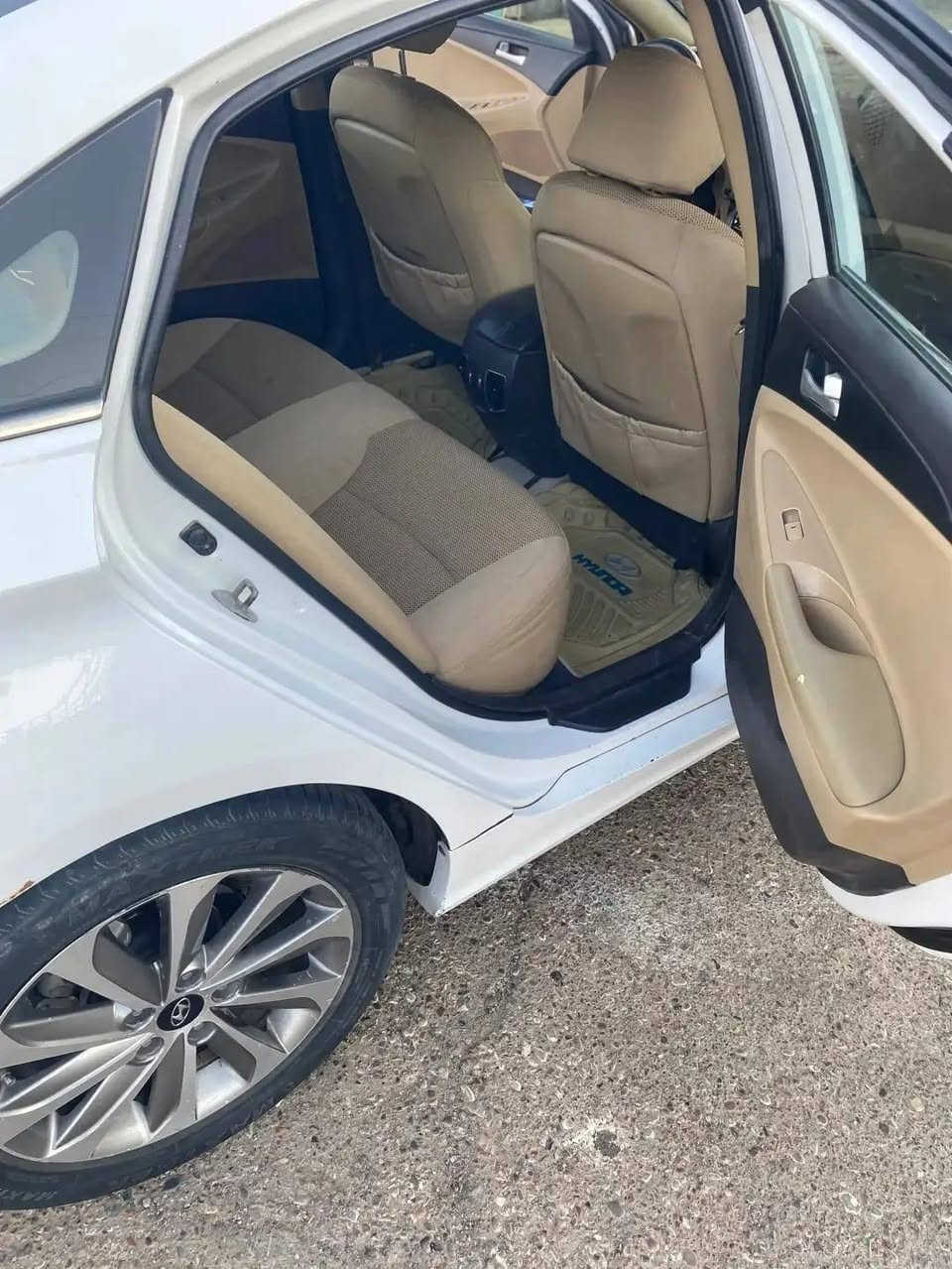 سلام عليكم سياره للبيع سوناته ٢٠١٣ خليجي مكفوله من صبغ وتبديل ماشيه ٢٦٠ الف مكانه بغداد سعر١٢٠ وبيه مجال ستفسار عله هاذه رقم ***********
