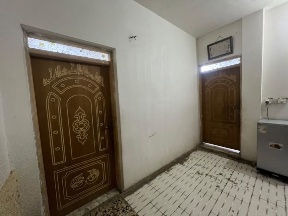 بيت للبيع مساحة 80 متر بغداد الغزالية جرف الملح
يحتوي على ستقبال وحلوي مطبخ 

غرفتين وحمام كامل البيت لاستفسار ***********
