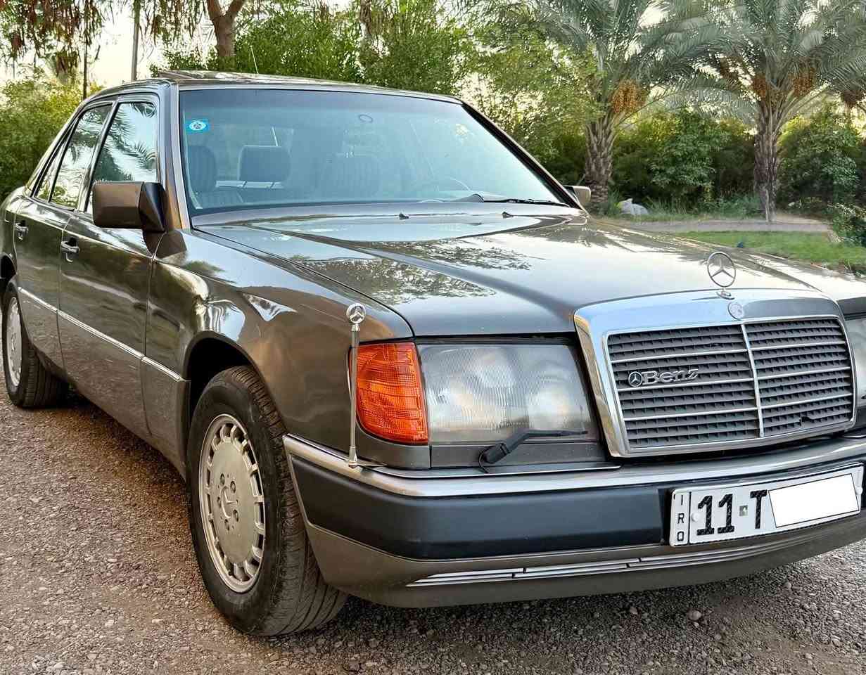 السلام عليكم..
للبيع مرسيدس دب موديل 1990، 
السيارة نظيفة جداً:
 محرك وكير 2500 VVT (جديد).
 غرفة جديدة.
 رقم بغداد انكليزي 
والتحويل ثاني يوم.
 حدادية أمامي وخلفي جديدة، 
وتخم تاير جديد.
 تبريد وكهربائيات كلها شغالة 100%.
 قواعد دبلات عالبلاد، 
والسيارة مصبوغة عام للجماليه.
السعر: 70 (بيها مجال بسيط).
العنوان : بغداد - المحمودية - ناحية الرشيد
رقم الهاتف: ***********
***********
