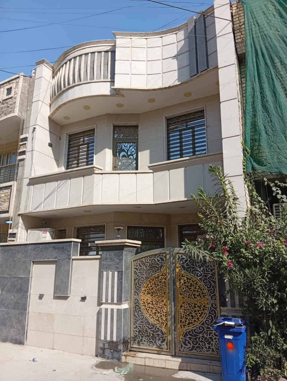 السلام عليكم بيت للبيع مساحة البيت100متر موقع البيت بغداد الدورة ابو طياره بشارع مستشفى الدورة الاهلي تواصل***********متواجد فقط واتساب
