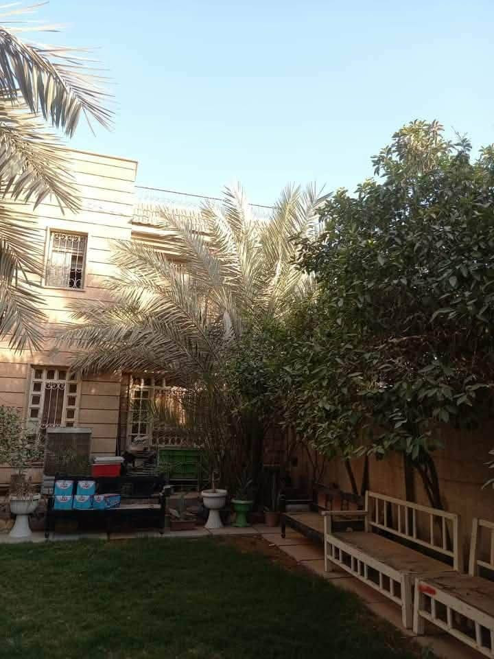 دار للبيع منطقة حي البساتين الضباط الشعب تقاطع شارع عدن خلف محطة وقود البساتين المشيدة
دار للبيع منطقة حي البساتين الضباط الشعب تقاطع شارع عدن خلف محطة وقود البساتين المشيدة

المساحة ١١٧٤ م طابو زراعي ملك صرف مع اجازة بناء سنة ٢٠٠٠ بناء حديث يحتوي على صالة كبيرة كما في الصور غرف نوم عدد (۷) نظام السويت كل غرفة وداخلها الحمام الخاص بها 
 وديكور مغربي وسقوف ثانويه
 المساحة الخلفية تسع لبناء 2 بيوت
 حمام خارجي للضيوف
للتواصل الاتصال على الرقم ***********
