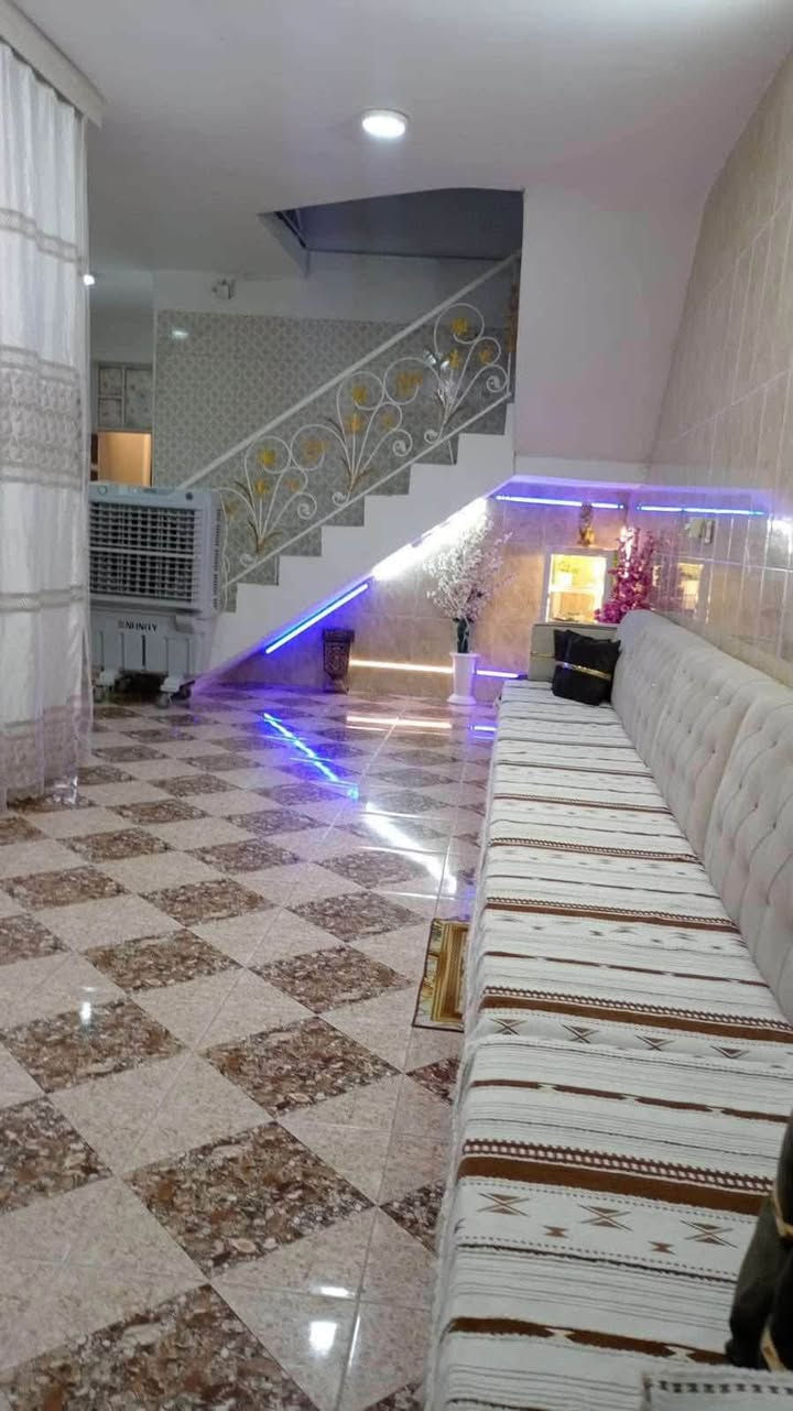 السلام عليكم بيت البيع في بغداد الحسينية مال راشديه مساحه 150 متر موقعة كلش حلوو بالساهرون بصف ارض الأحلام خلف سنتر الوادي  البيت عالي على شارع سكف عالي اكثر من 3 أمتار 
غير متواجد على فيس
 اتصال أو واتساب ***********

